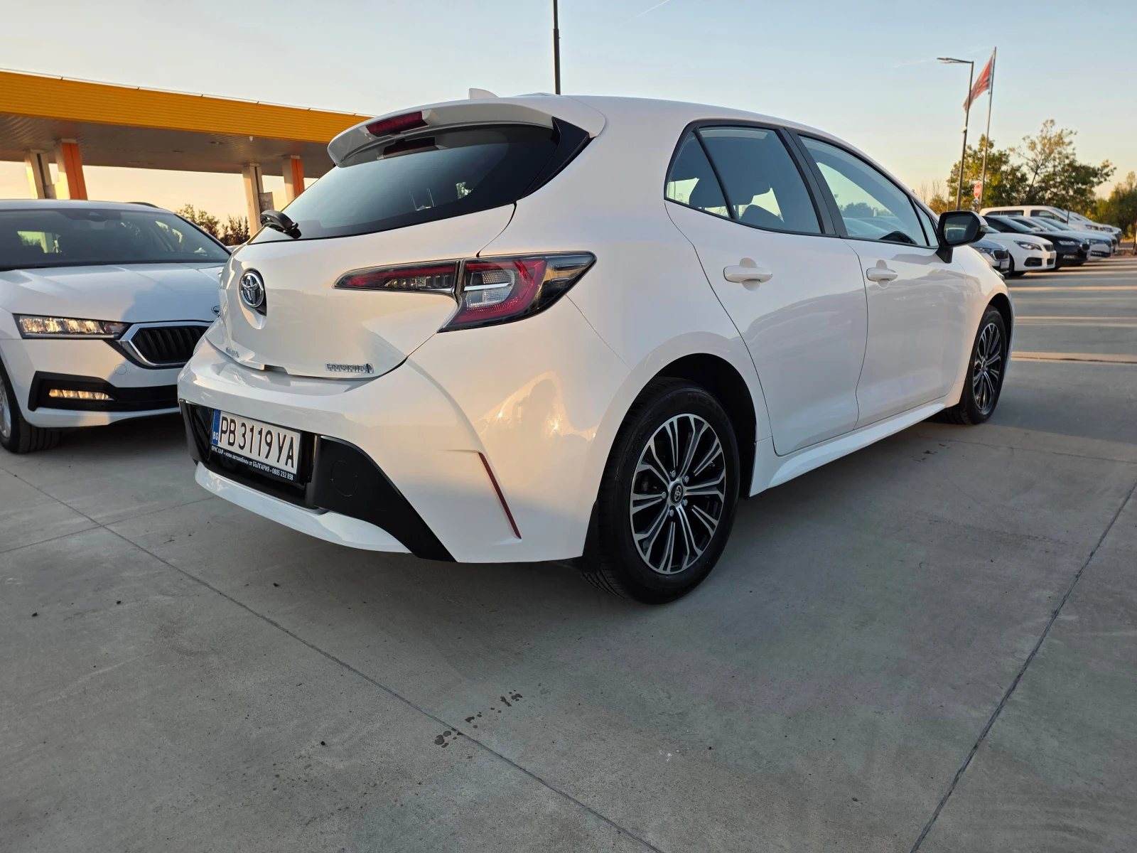Toyota Corolla 1, 8 HYBRID A/T 122кс, снимка 5 - Автомобили и джипове - 56136878