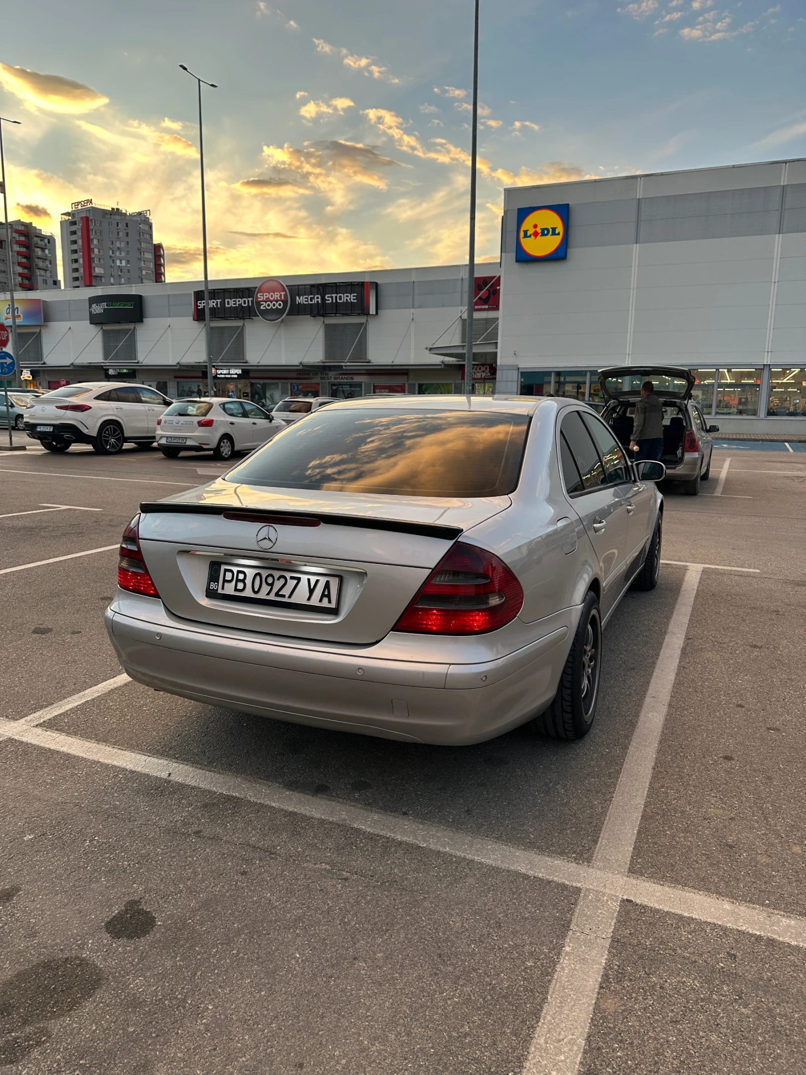 Mercedes-Benz E 220, снимка 3 - Автомобили и джипове - 56202377