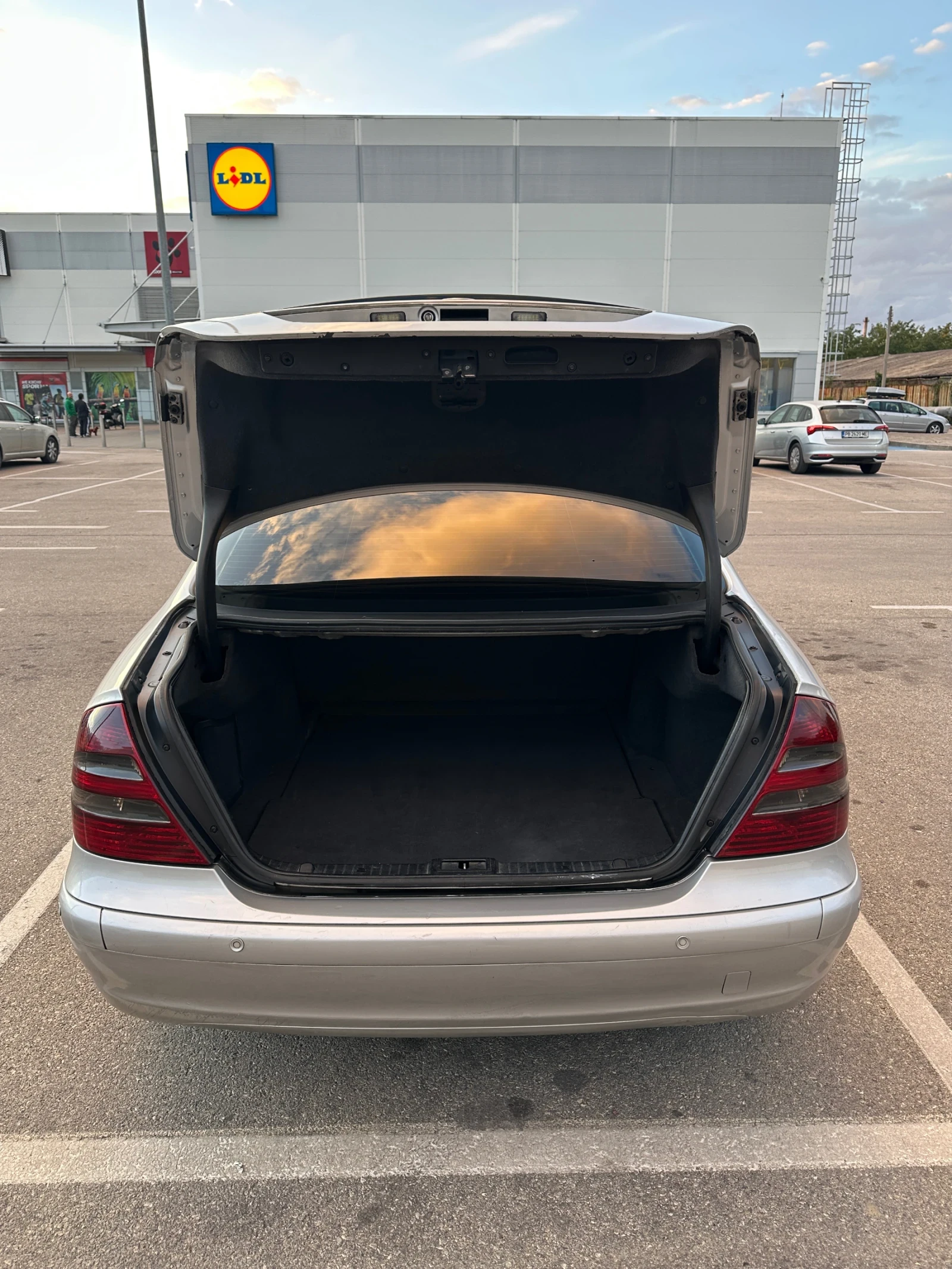 Mercedes-Benz E 220, снимка 8 - Автомобили и джипове - 56202377