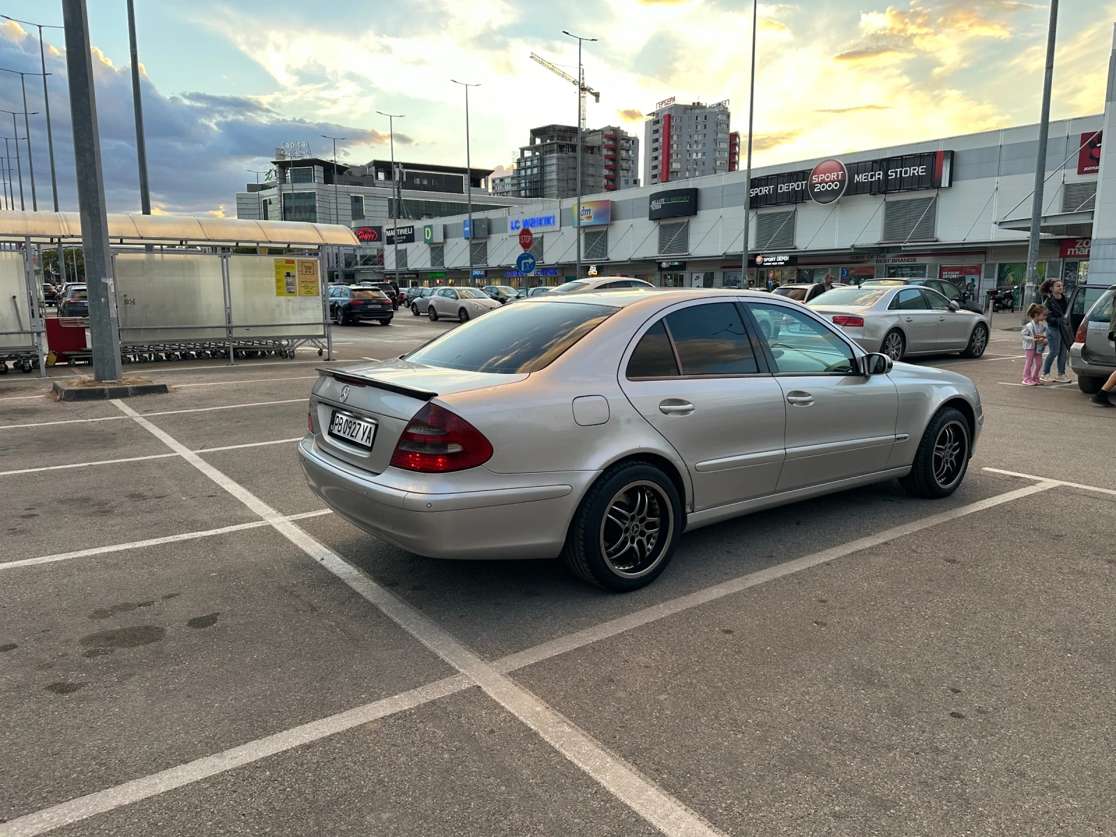 Mercedes-Benz E 220, снимка 4 - Автомобили и джипове - 56202377
