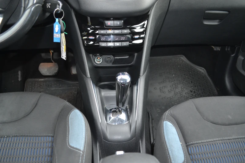 Peugeot 208 1.2I-AVTOMAT, снимка 9 - Автомобили и джипове - 49622438