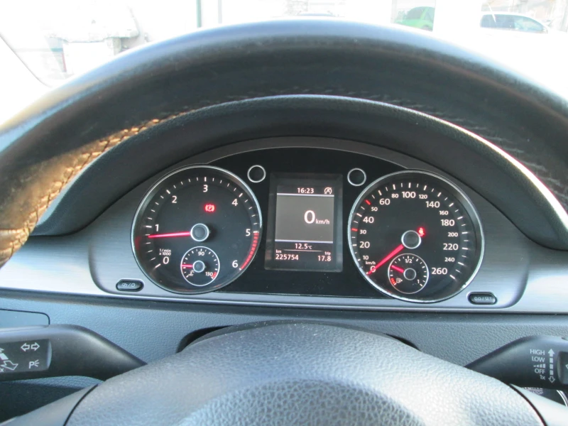 VW Passat 1.6TDI-BlueMotio-Сервизна история!!, снимка 11 - Автомобили и джипове - 53112594