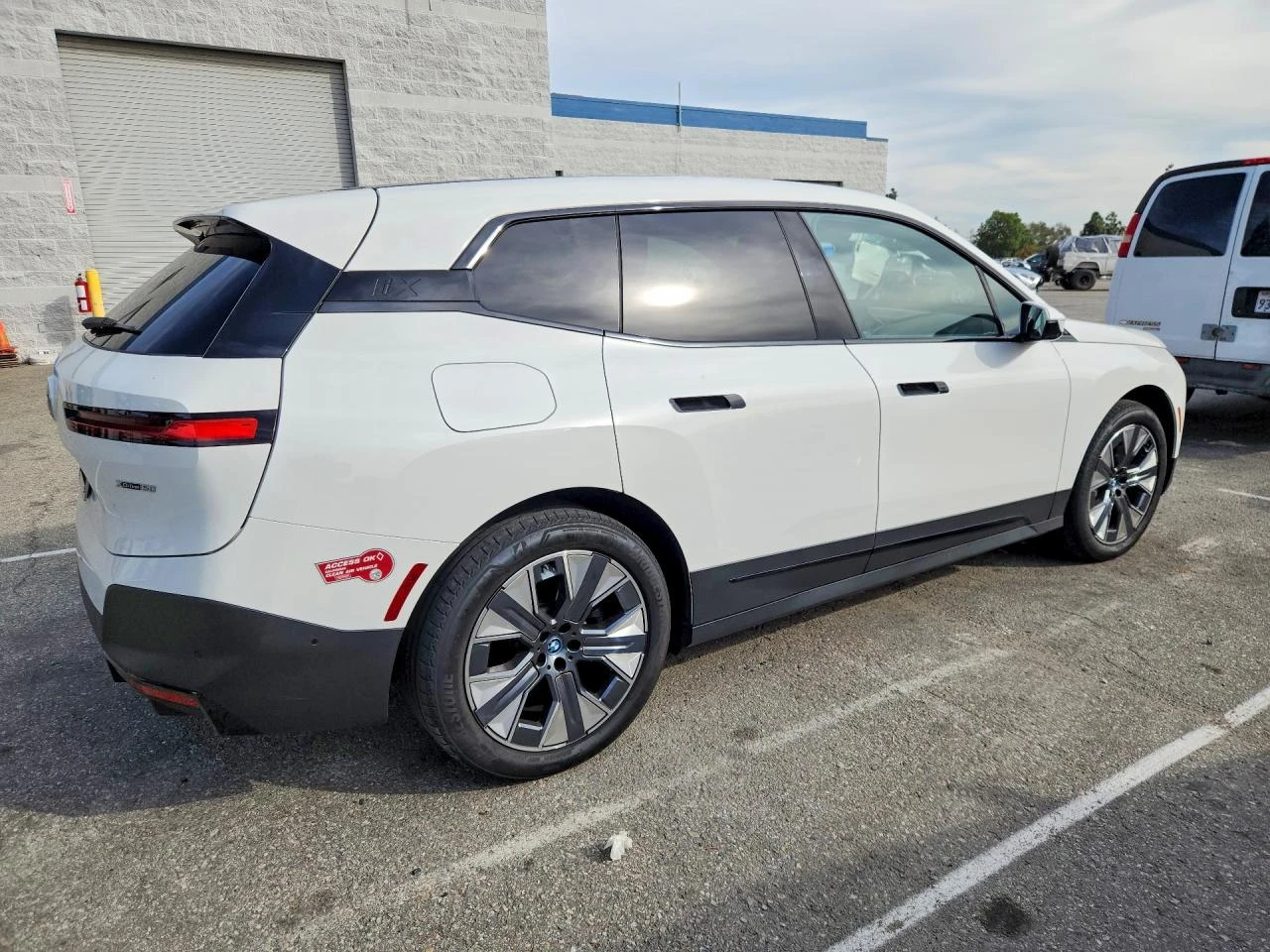 BMW iX xDrive50, снимка 3 - Автомобили и джипове - 54078458