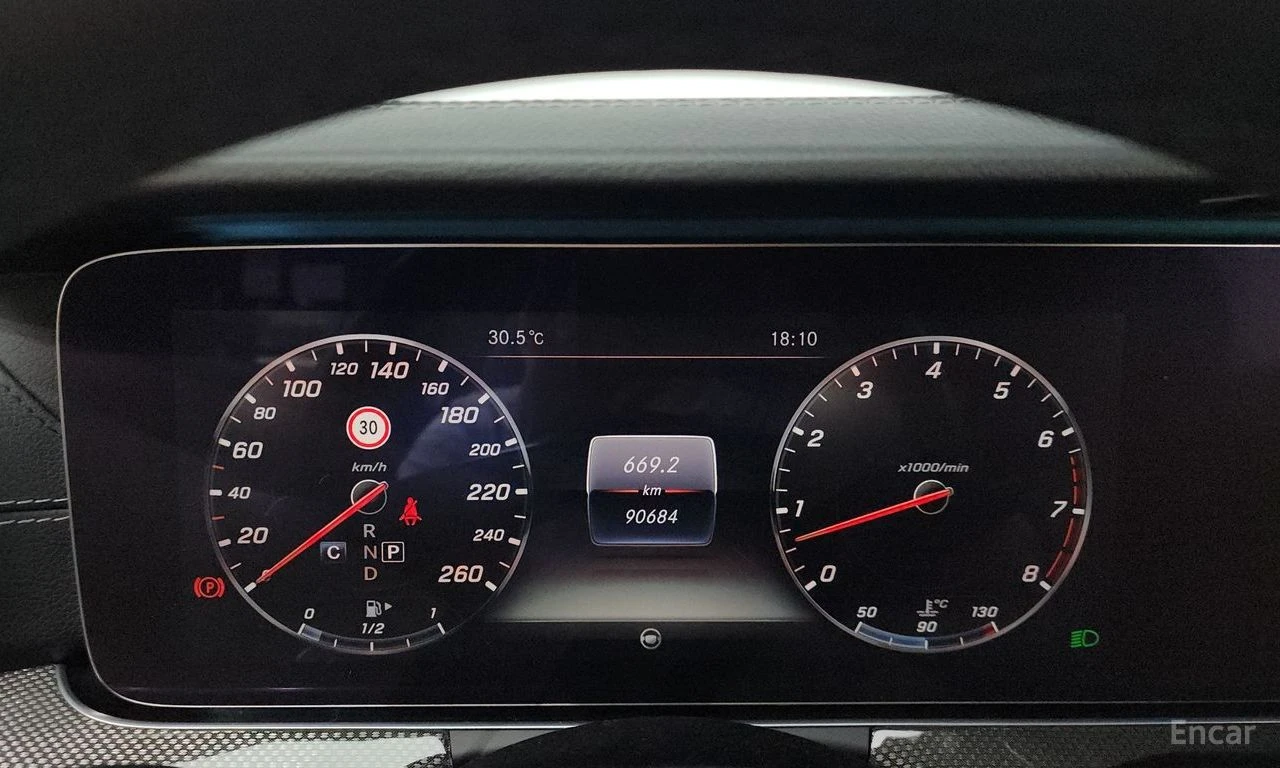 Mercedes-Benz E 400 4MATIC* 360CAM* DISTRONIC* HEAD-UP* AMG-PACK* , снимка 9 - Автомобили и джипове - 54683284