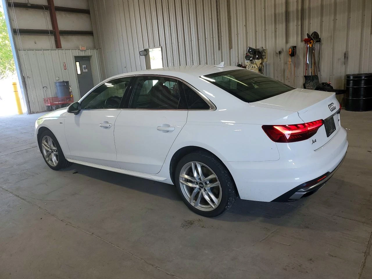 Audi A4 2.0l Premium, снимка 2 - Автомобили и джипове - 54743420