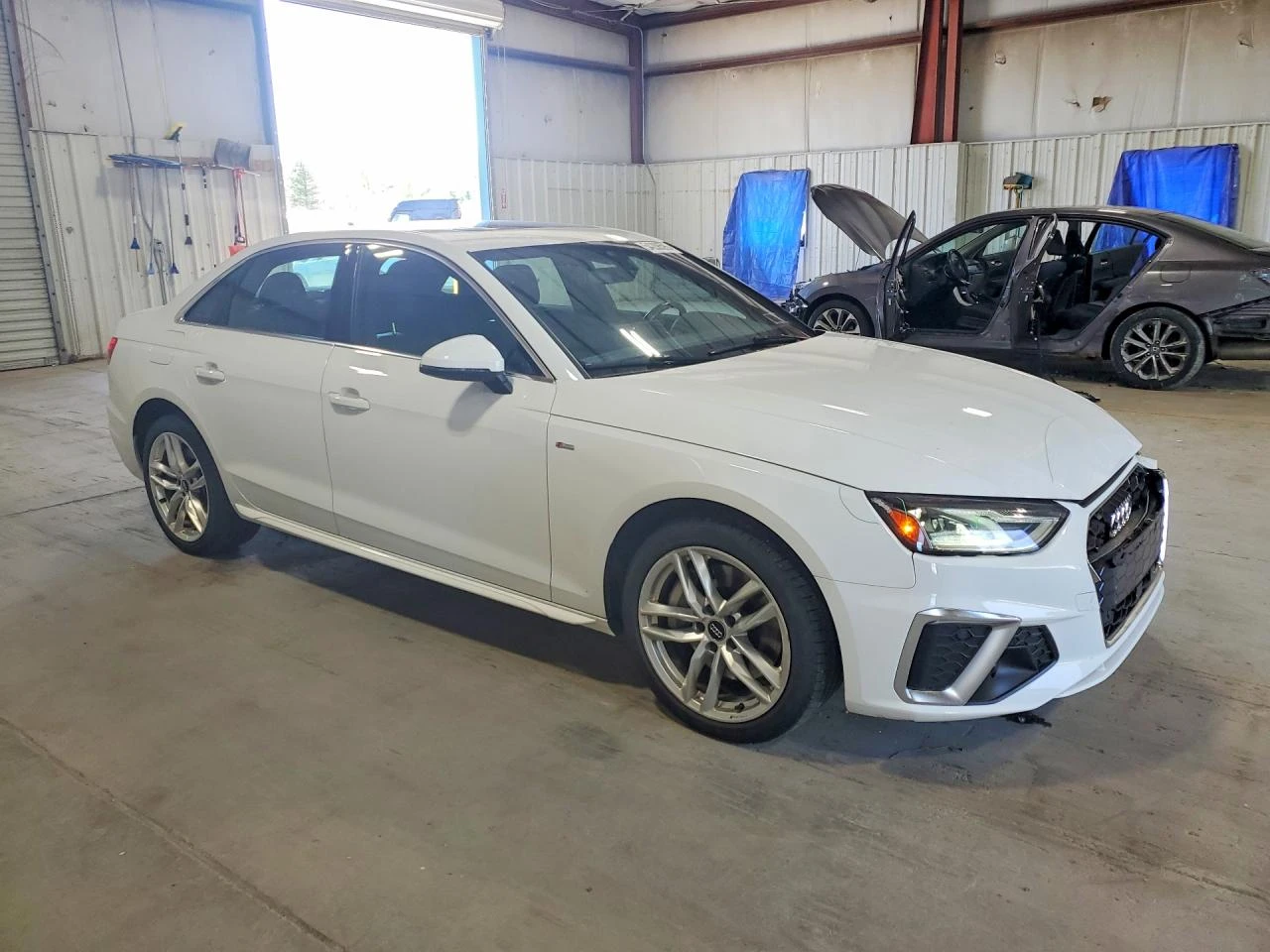Audi A4 2.0l Premium, снимка 4 - Автомобили и джипове - 54743420