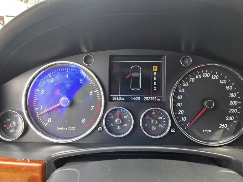 VW Touareg, снимка 15 - Автомобили и джипове - 52647061