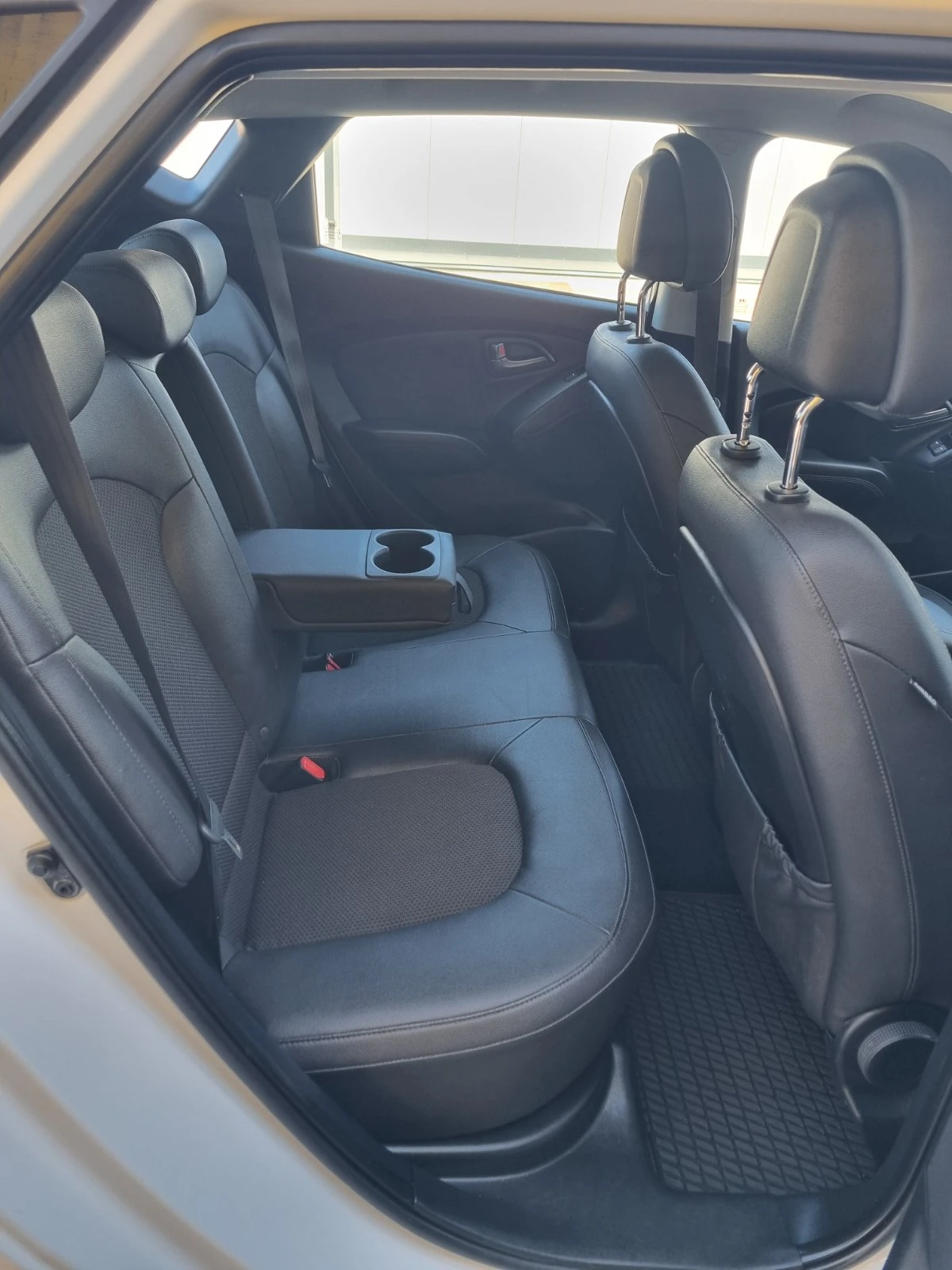 Hyundai IX35 2.0 CRDi 4x4, снимка 13 - Автомобили и джипове - 56357892