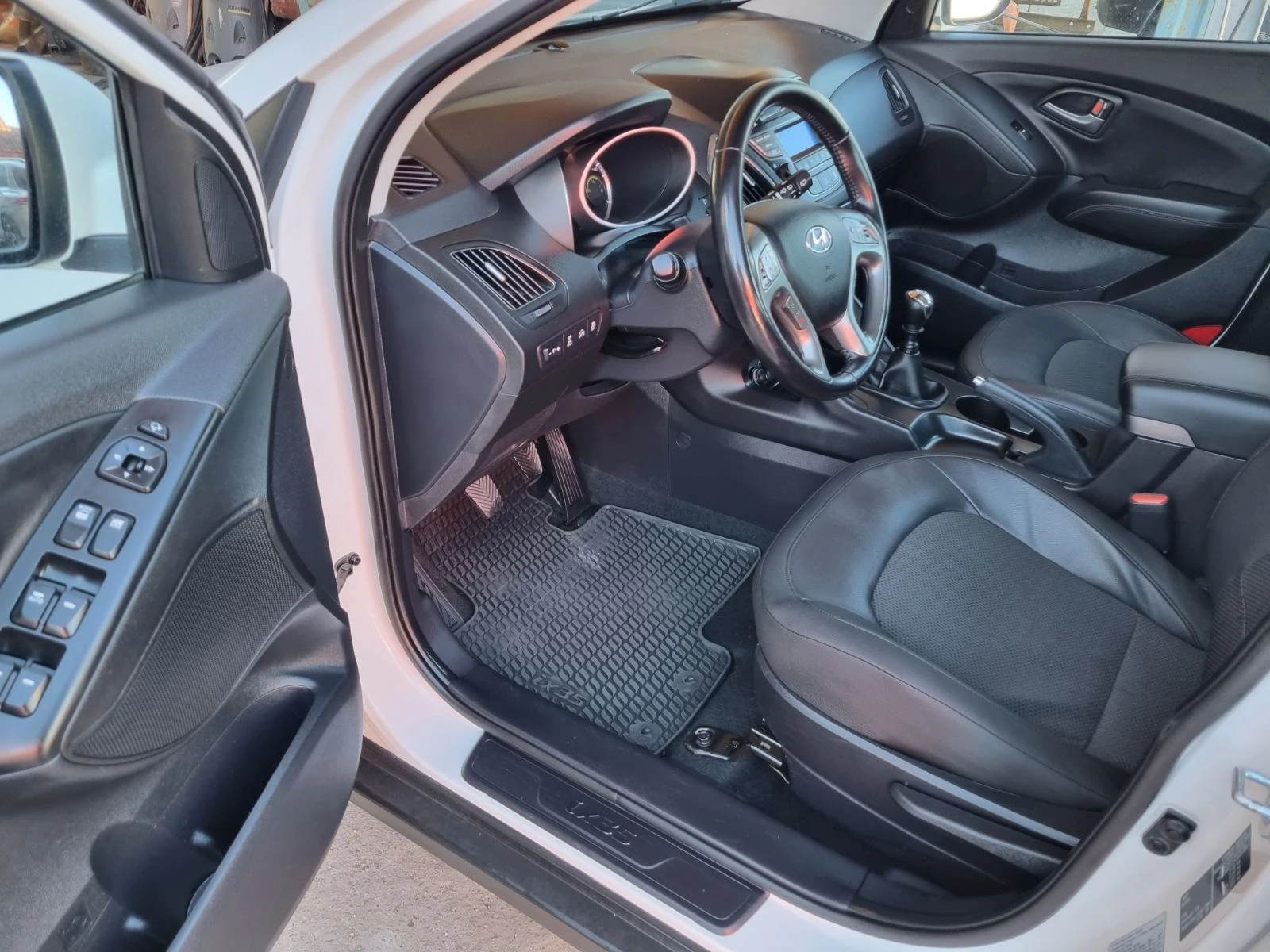 Hyundai IX35 2.0 CRDi 4x4, снимка 14 - Автомобили и джипове - 56357892