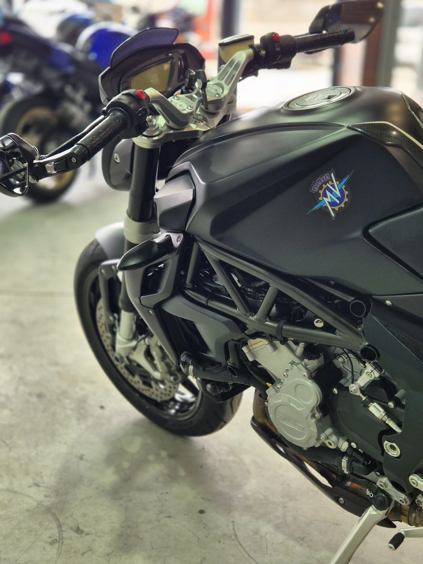MV Agusta Brutale 800Dragstar 9000км! ABS TC Нов внос от ШВЕЙЦАРИЯ!, снимка 11 - Мотоциклети и мототехника - 54414492