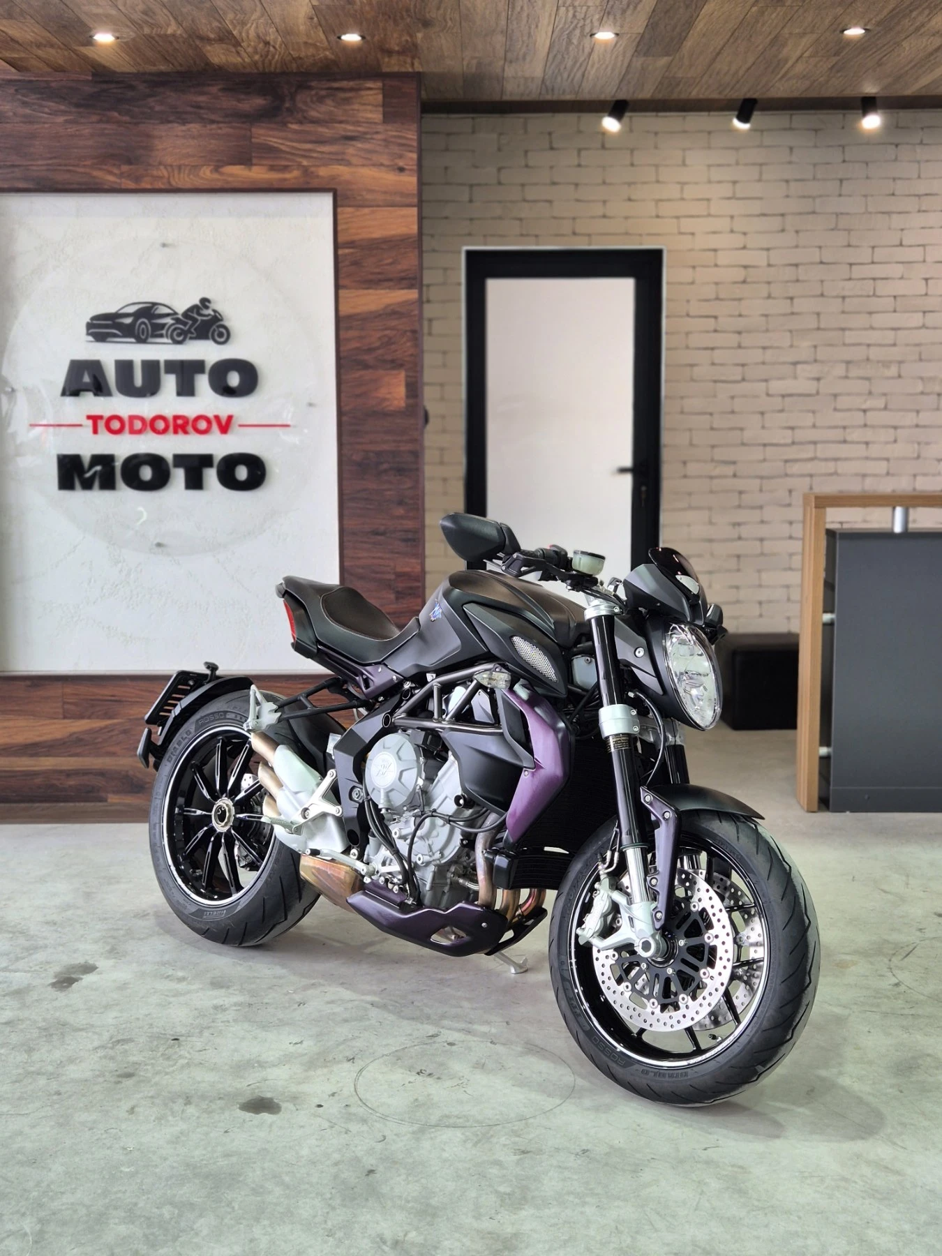 MV Agusta Brutale 800Dragstar 9000км! ABS TC Нов внос от ШВЕЙЦАРИЯ!
