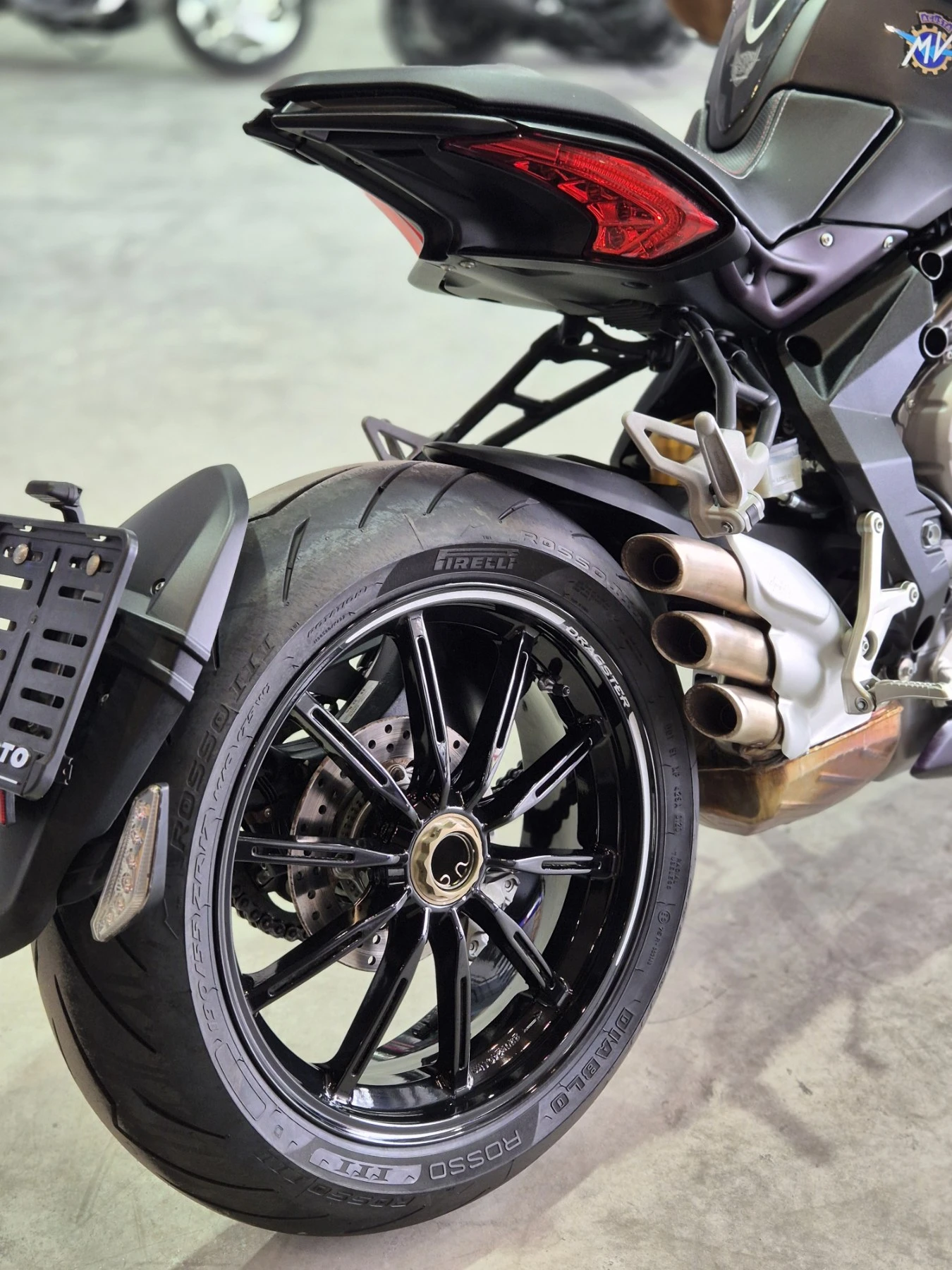 MV Agusta Brutale 800Dragstar 9000км! ABS TC Нов внос от ШВЕЙЦАРИЯ!, снимка 14 - Мотоциклети и мототехника - 54414492