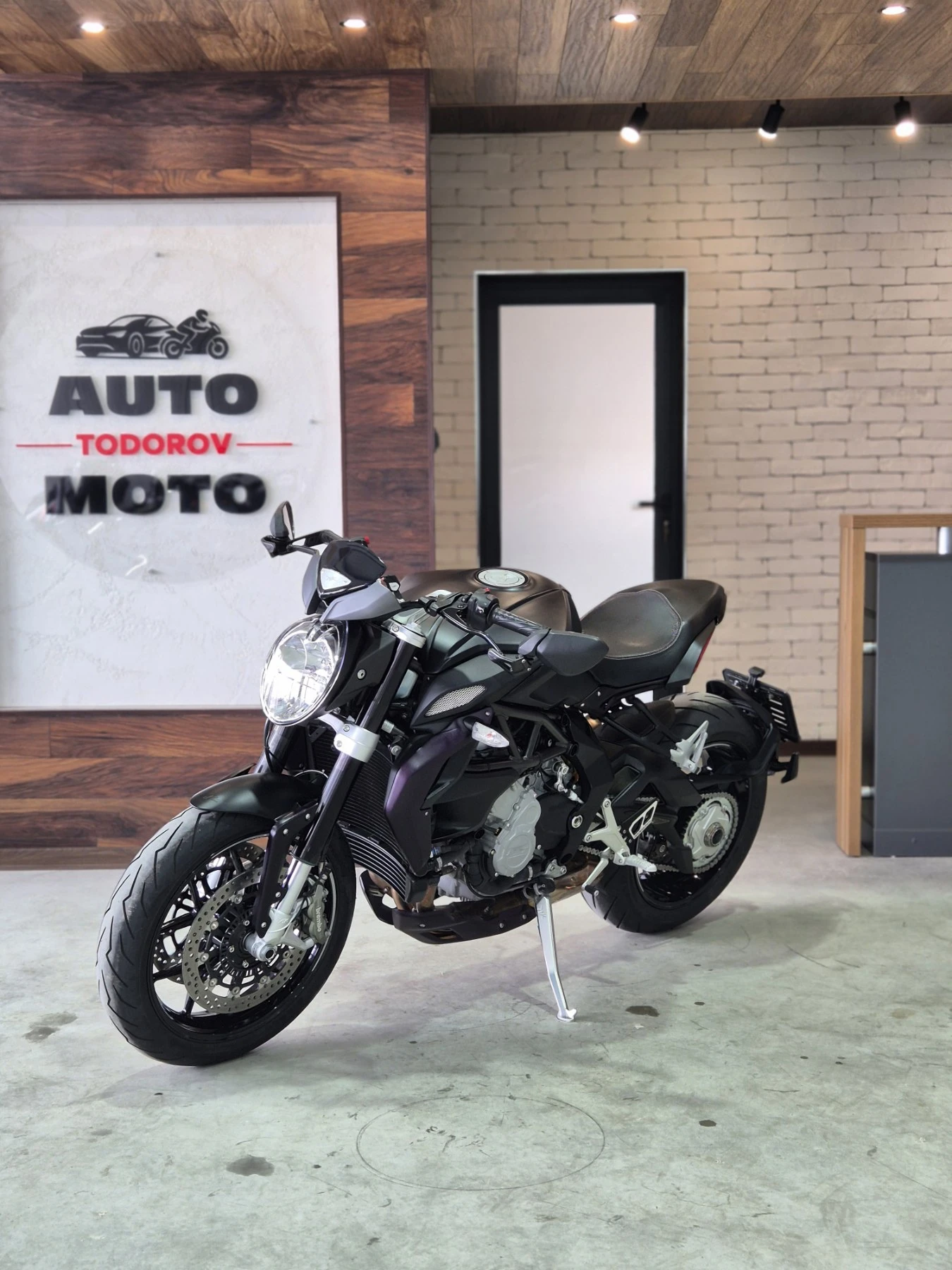 MV Agusta Brutale 800Dragstar 9000км! ABS TC Нов внос от ШВЕЙЦАРИЯ!, снимка 3 - Мотоциклети и мототехника - 54414492