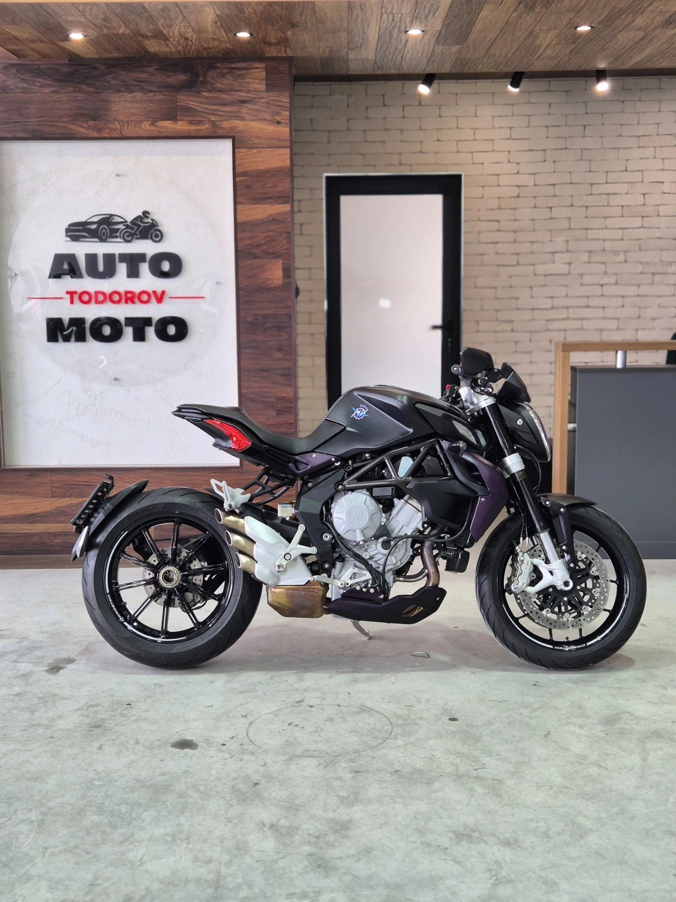 MV Agusta Brutale 800Dragstar 9000км! ABS TC Нов внос от ШВЕЙЦАРИЯ!, снимка 8 - Мотоциклети и мототехника - 54414492