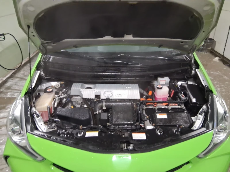 Toyota Prius 1.8 Hybrid на газ, снимка 10 - Автомобили и джипове - 53374163