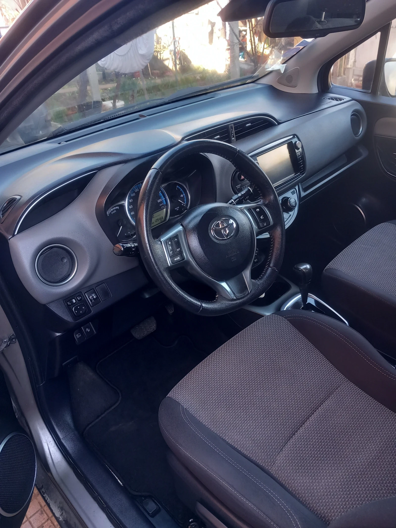 Toyota Yaris 1.5hybrid - изображение 6