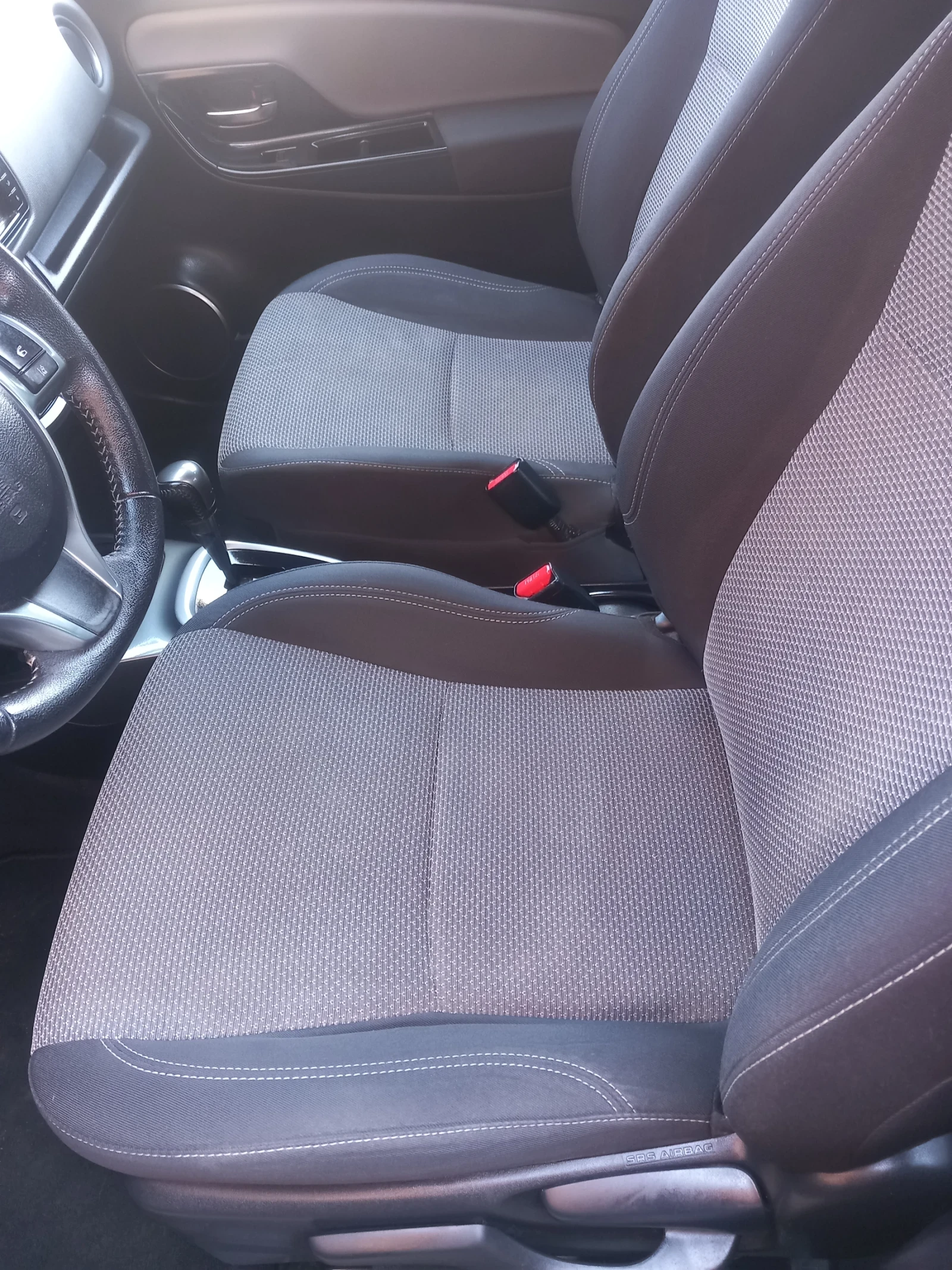 Toyota Yaris 1.5hybrid - изображение 7