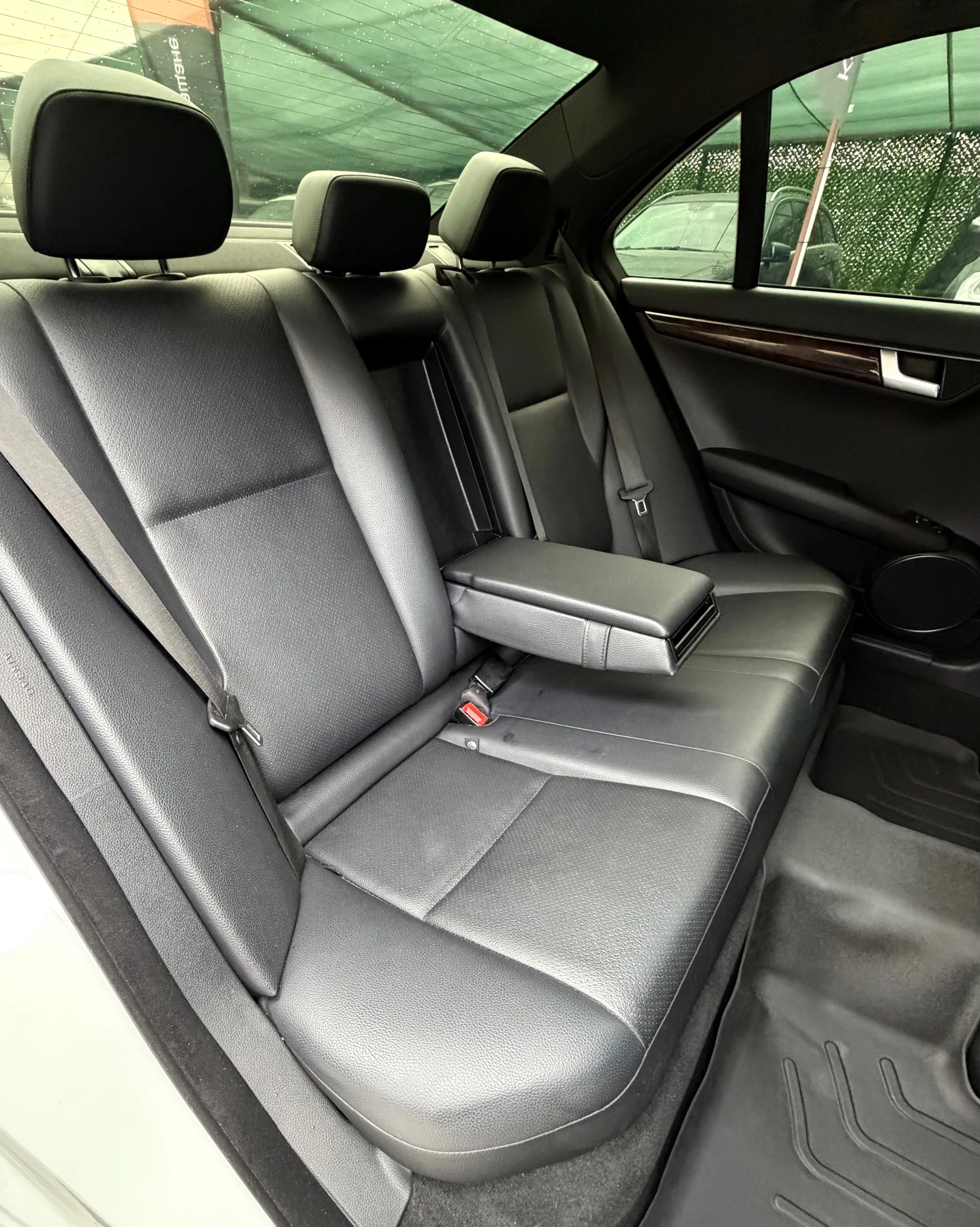 Mercedes-Benz C 300 4-MATIC| 6.3 AMG| 7G| LED| TOP| СОБСТВЕН ЛИЗИНГ, снимка 10 - Автомобили и джипове - 54545593