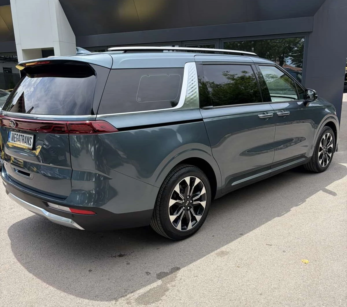 Kia Carnival 2.2 CRDI l Noblesse 8+ 1 ДДС - Налични 2 бр. в БГ, снимка 4 - Автомобили и джипове - 54869428