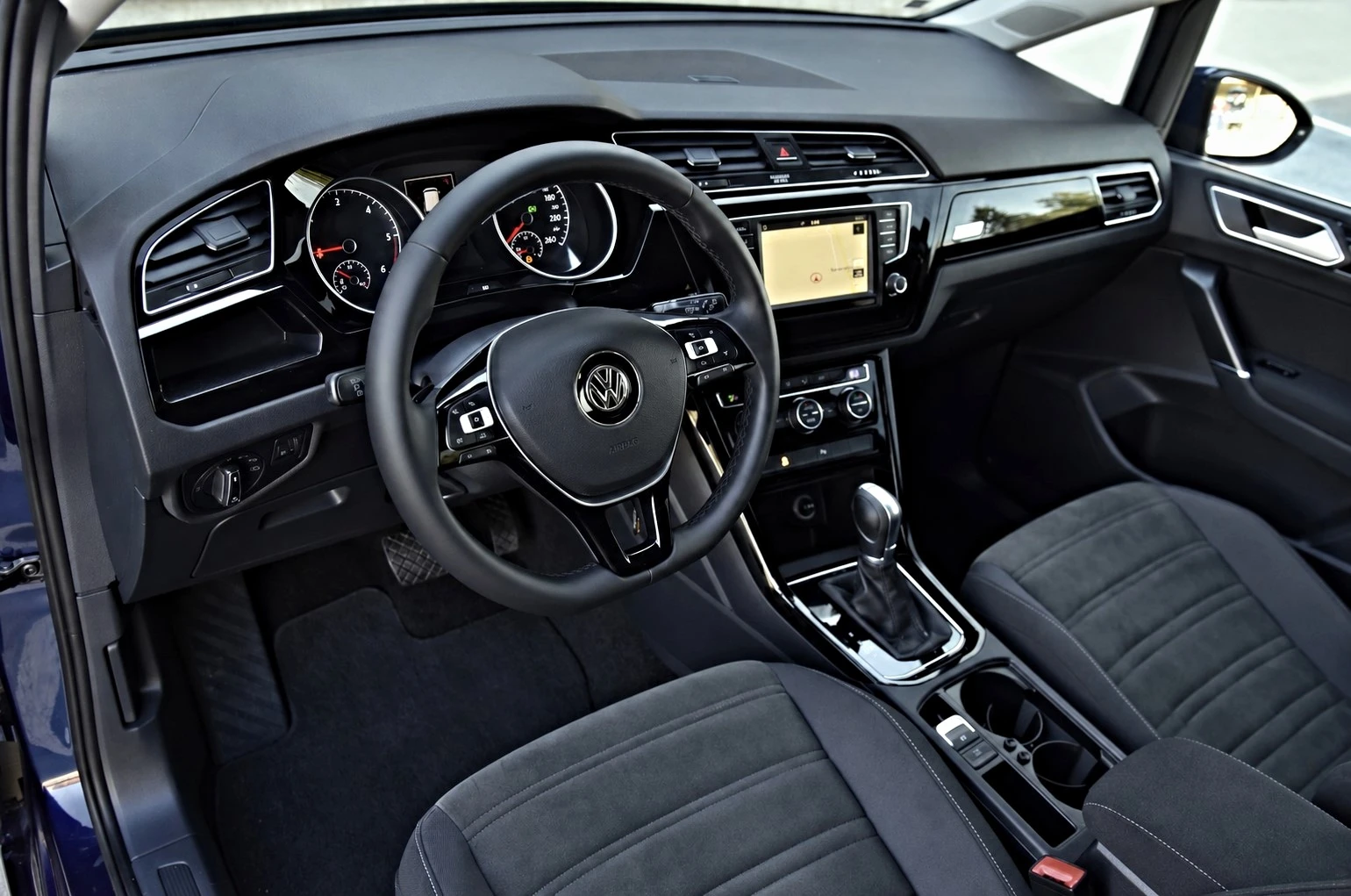 VW Touran 2.0TDI DSG 6+ 1места, снимка 13 - Автомобили и джипове - 55993870