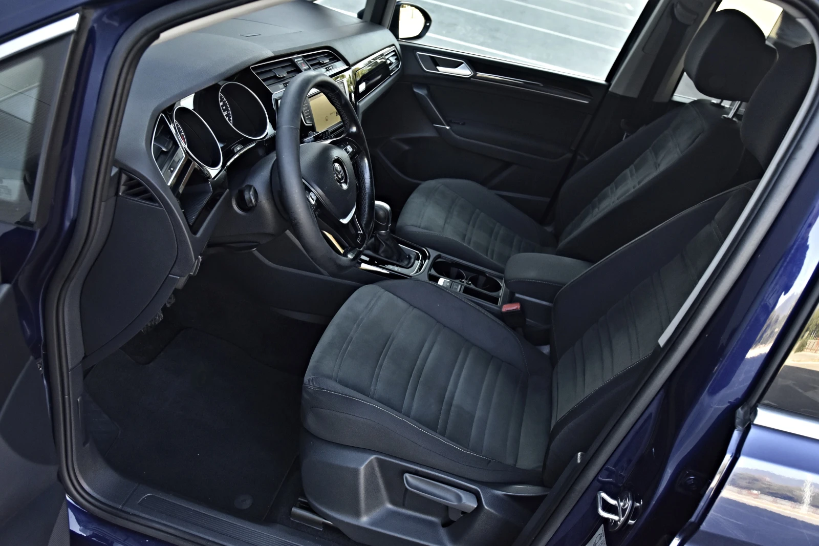 VW Touran 2.0TDI DSG 6+ 1места, снимка 11 - Автомобили и джипове - 55993870