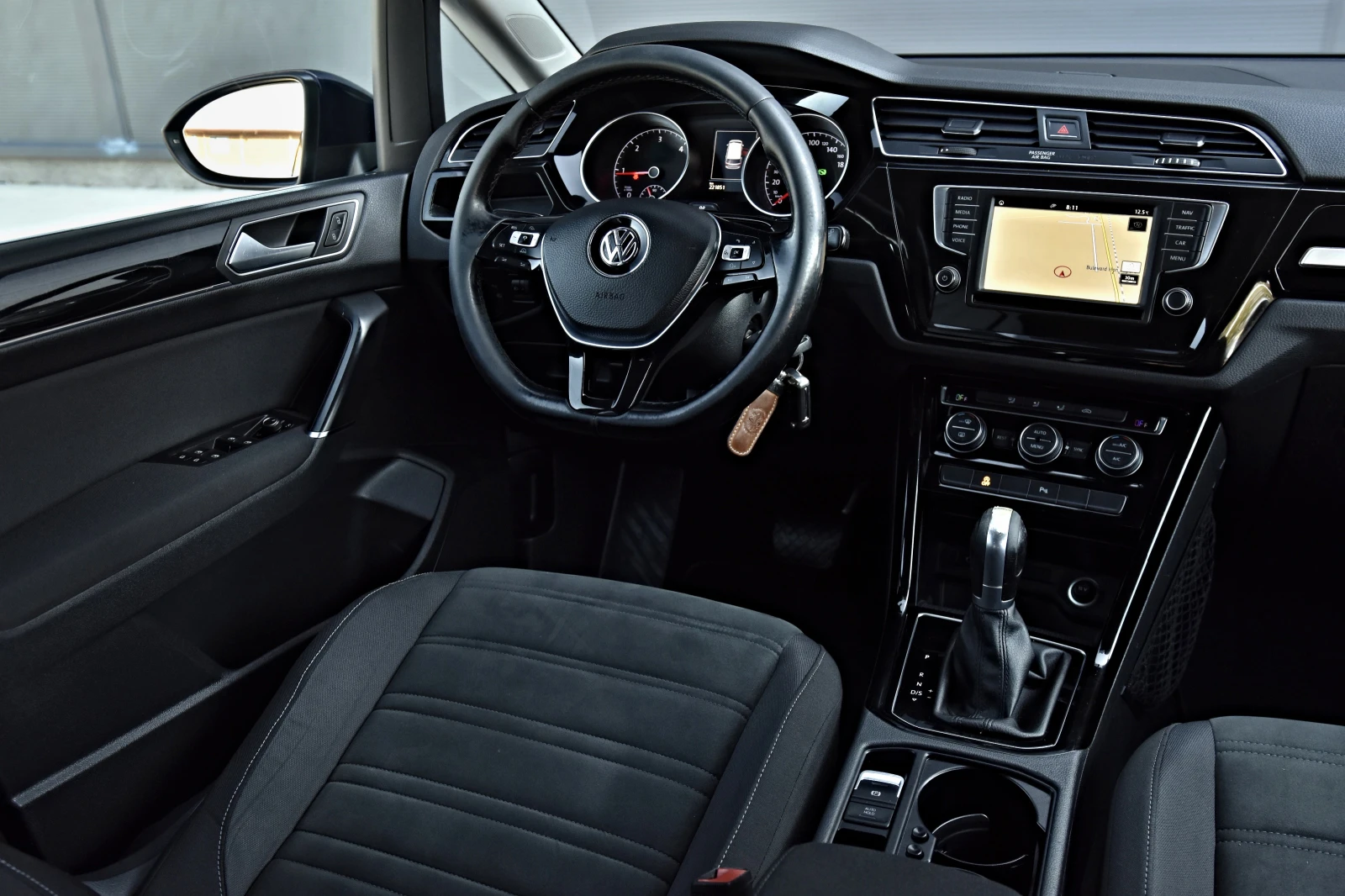 VW Touran 2.0TDI DSG 6+ 1места, снимка 8 - Автомобили и джипове - 55993870
