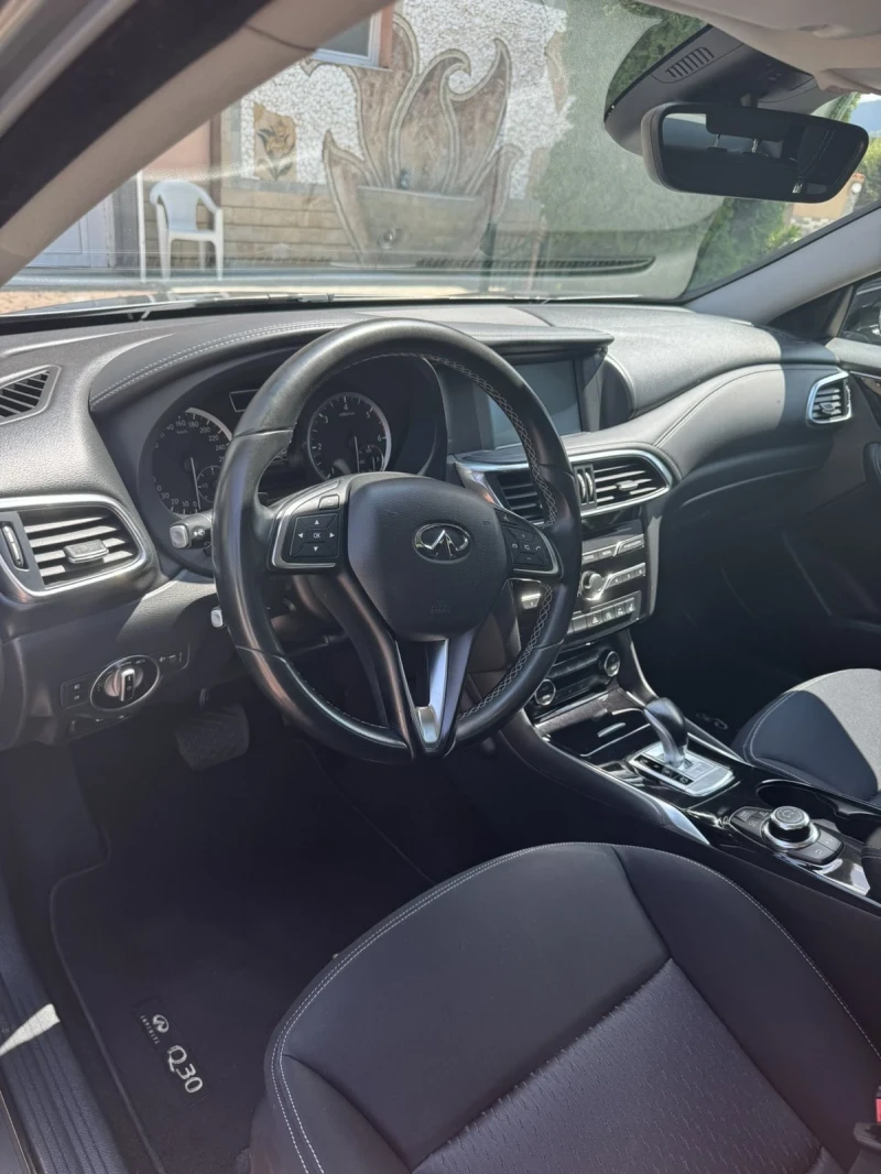 Infiniti Q30, снимка 3 - Автомобили и джипове - 48256376