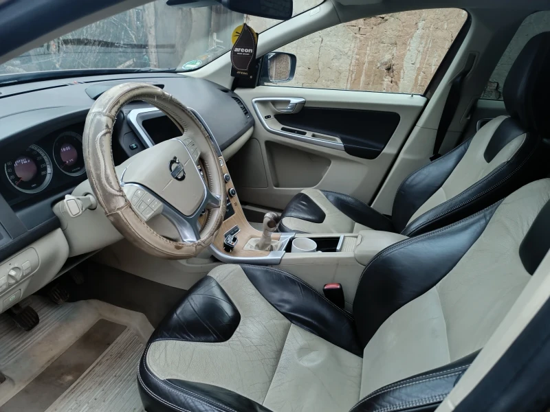 Volvo XC60 D5 AWD, снимка 7 - Автомобили и джипове - 52819733