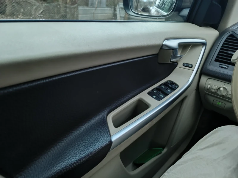 Volvo XC60 D5 AWD, снимка 11 - Автомобили и джипове - 52819733