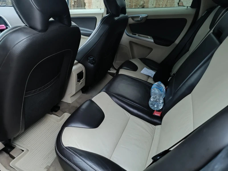 Volvo XC60 D5 AWD, снимка 6 - Автомобили и джипове - 52819733