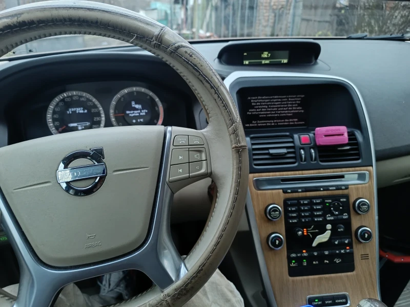 Volvo XC60 D5 AWD, снимка 12 - Автомобили и джипове - 52819733