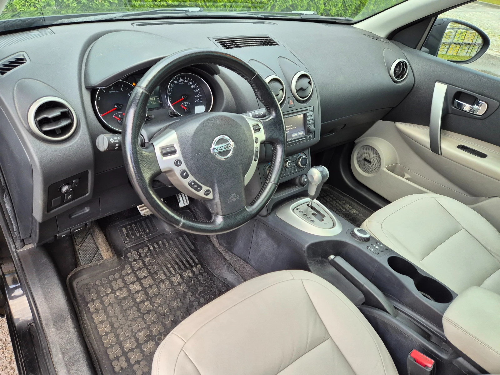 Nissan Qashqai 2.0i Avtomat Navi Koja 4x4 Швейцария , снимка 10 - Автомобили и джипове - 54620621