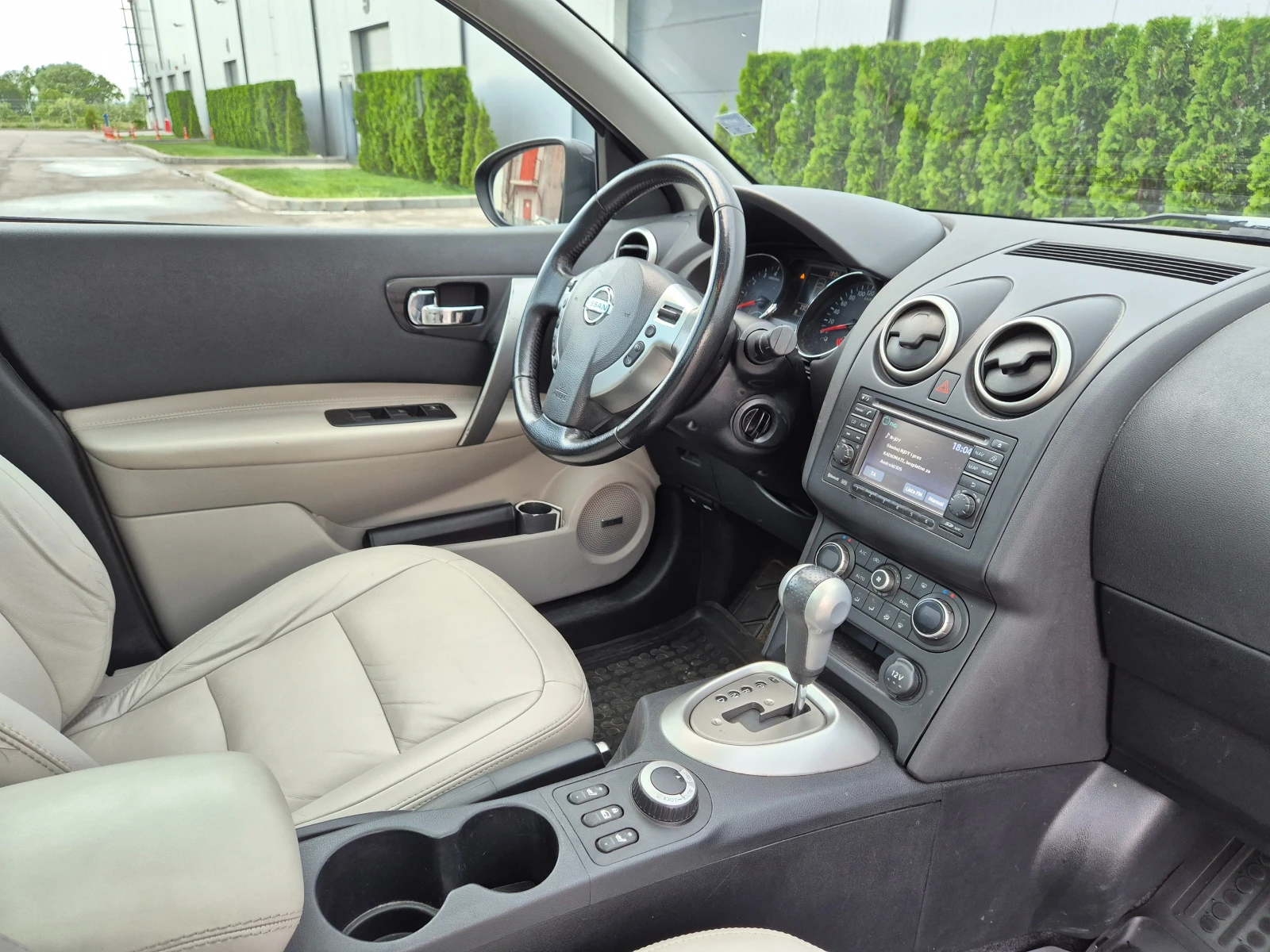 Nissan Qashqai 2.0i Avtomat Navi Koja 4x4 Швейцария , снимка 13 - Автомобили и джипове - 54620621