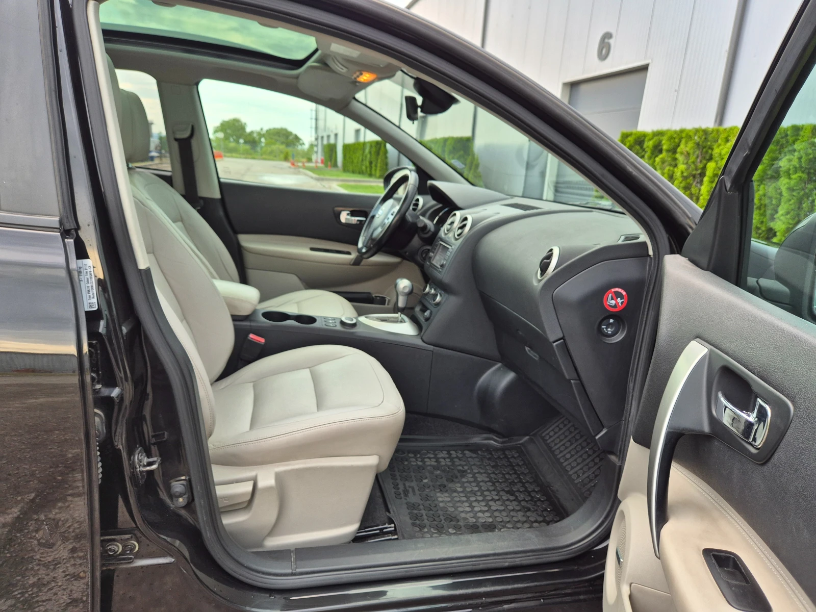 Nissan Qashqai 2.0i Avtomat Navi Koja 4x4 Швейцария , снимка 12 - Автомобили и джипове - 54620621