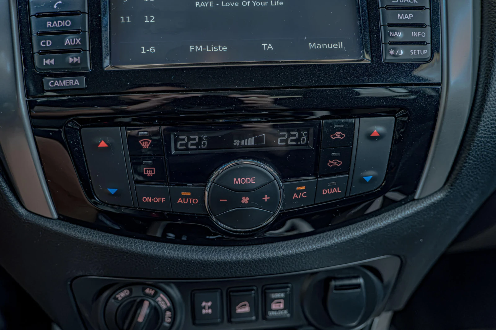 Nissan Navara NP300/Камера 360/Подгрев/AWD, снимка 11 - Автомобили и джипове - 56025693