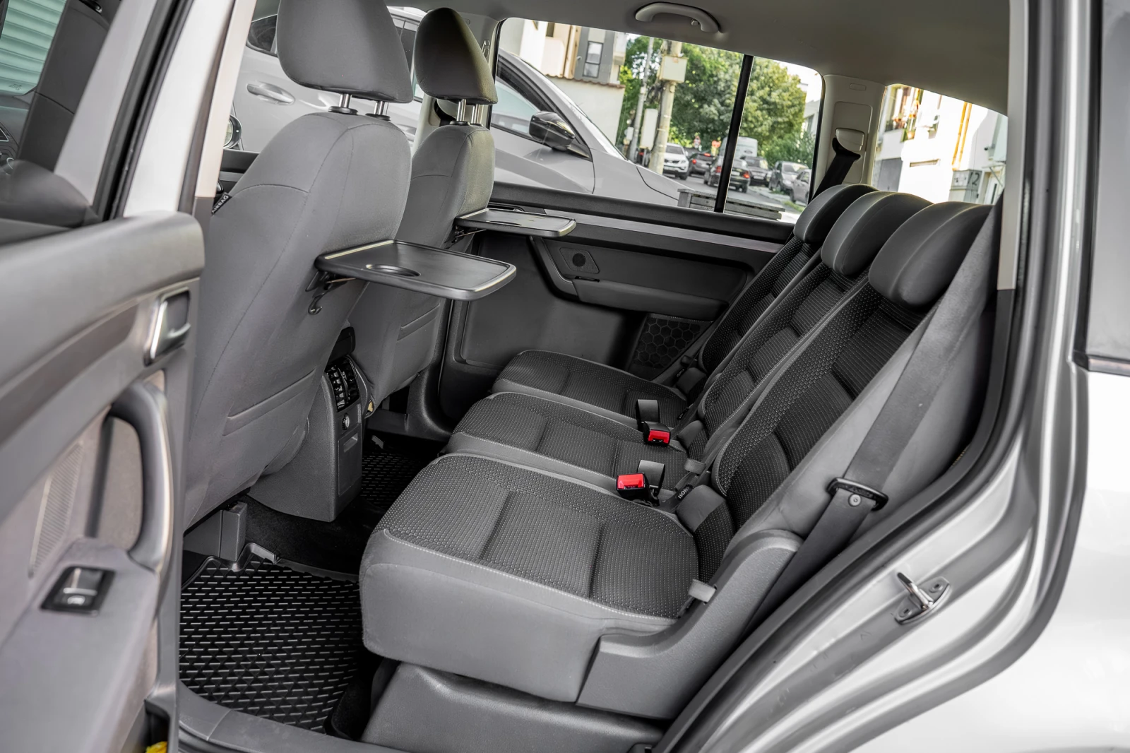 VW Touran 2.0TDI DSG, снимка 12 - Автомобили и джипове - 54579945