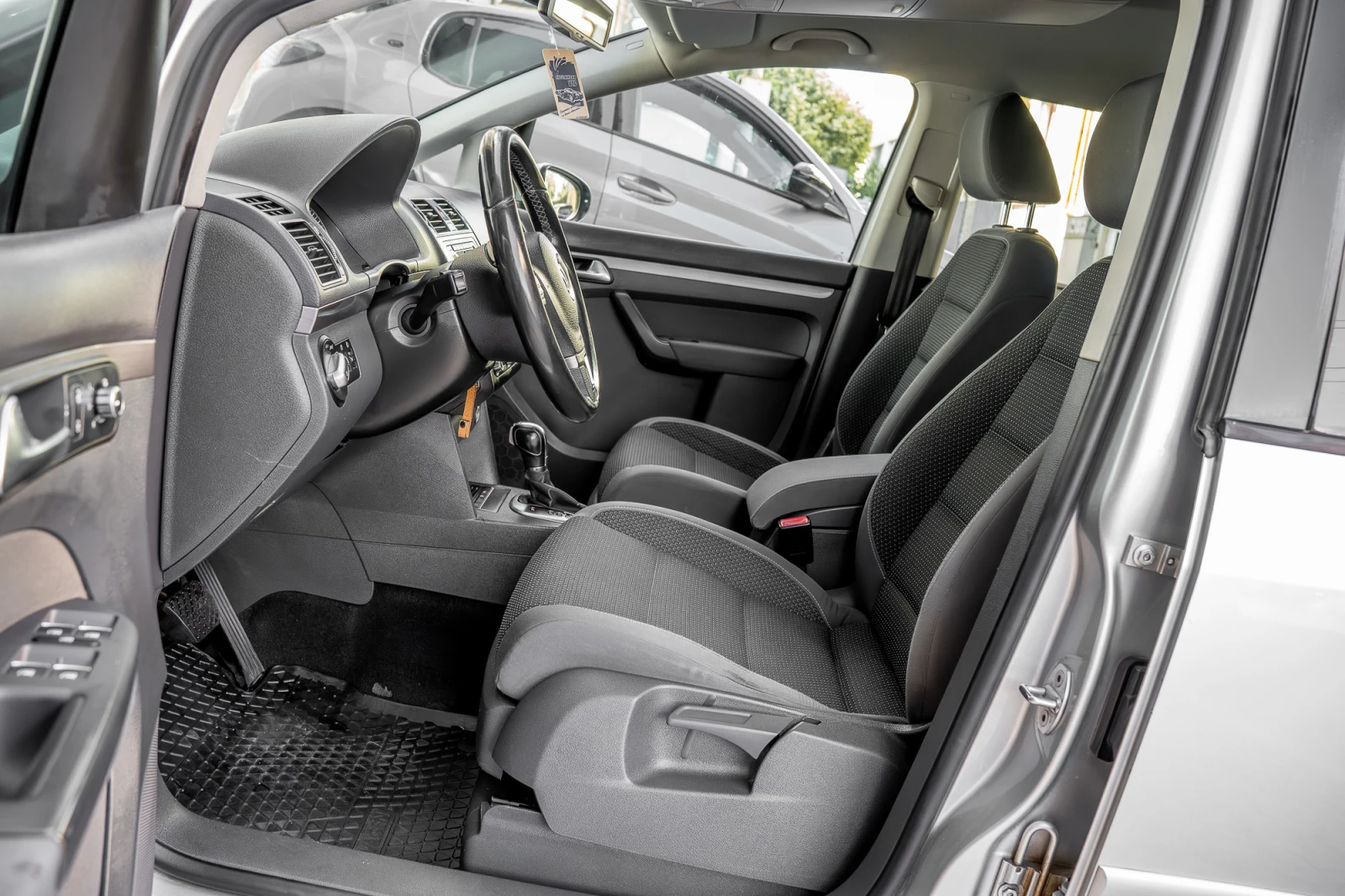 VW Touran 2.0TDI DSG, снимка 9 - Автомобили и джипове - 54579945