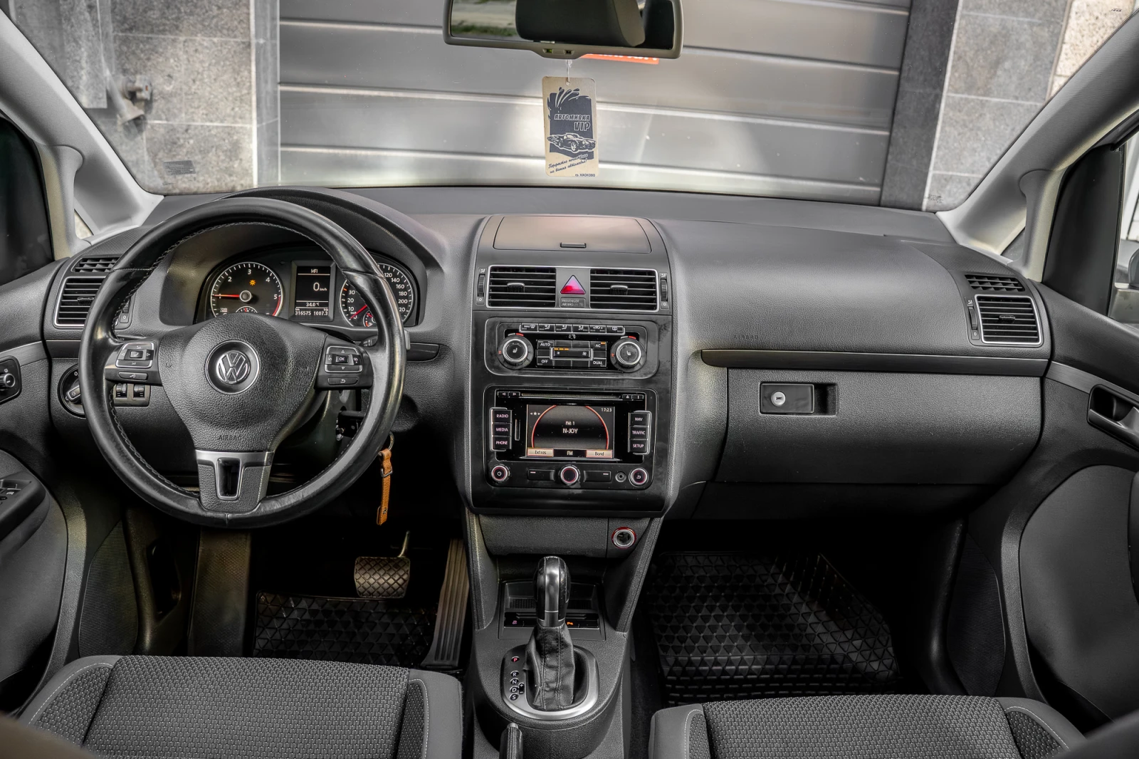 VW Touran 2.0TDI DSG, снимка 14 - Автомобили и джипове - 54579945