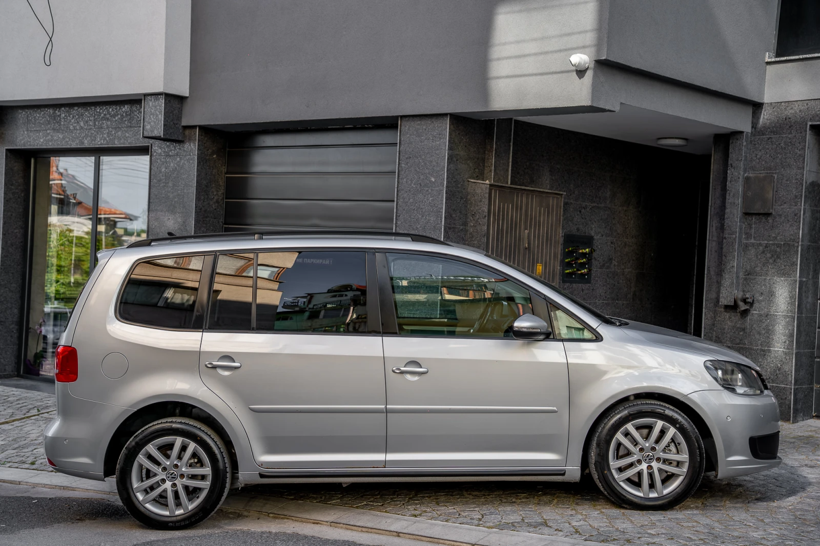 VW Touran 2.0TDI DSG, снимка 2 - Автомобили и джипове - 54579945