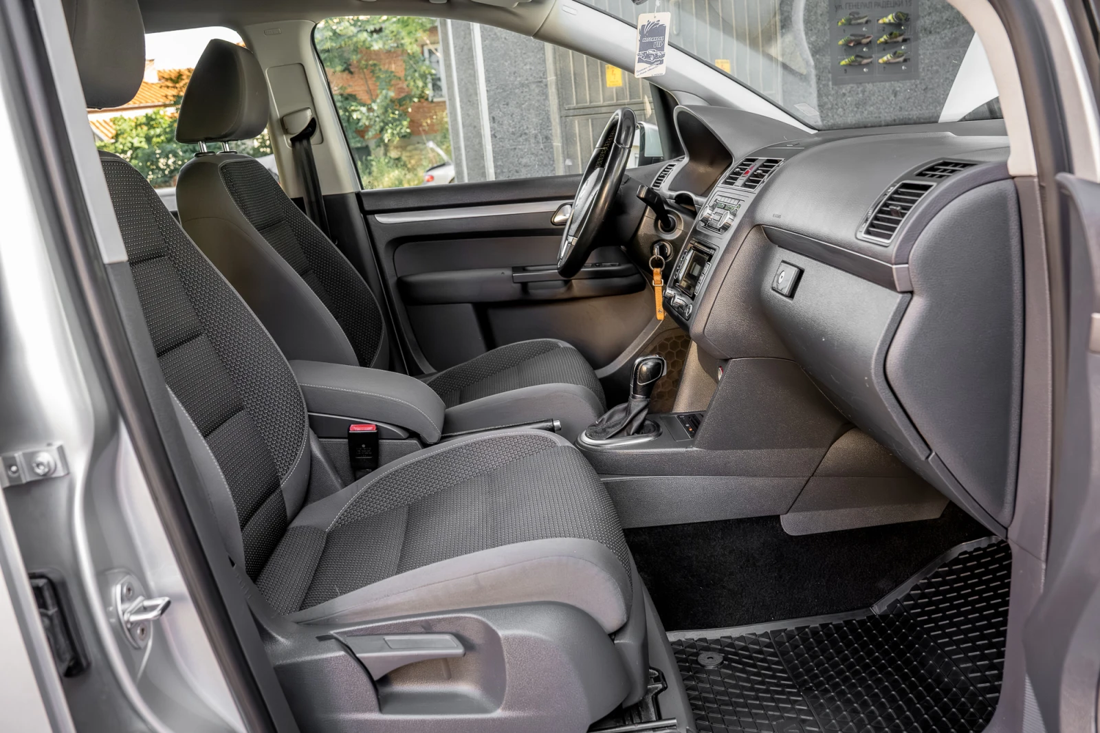 VW Touran 2.0TDI DSG, снимка 11 - Автомобили и джипове - 54579945