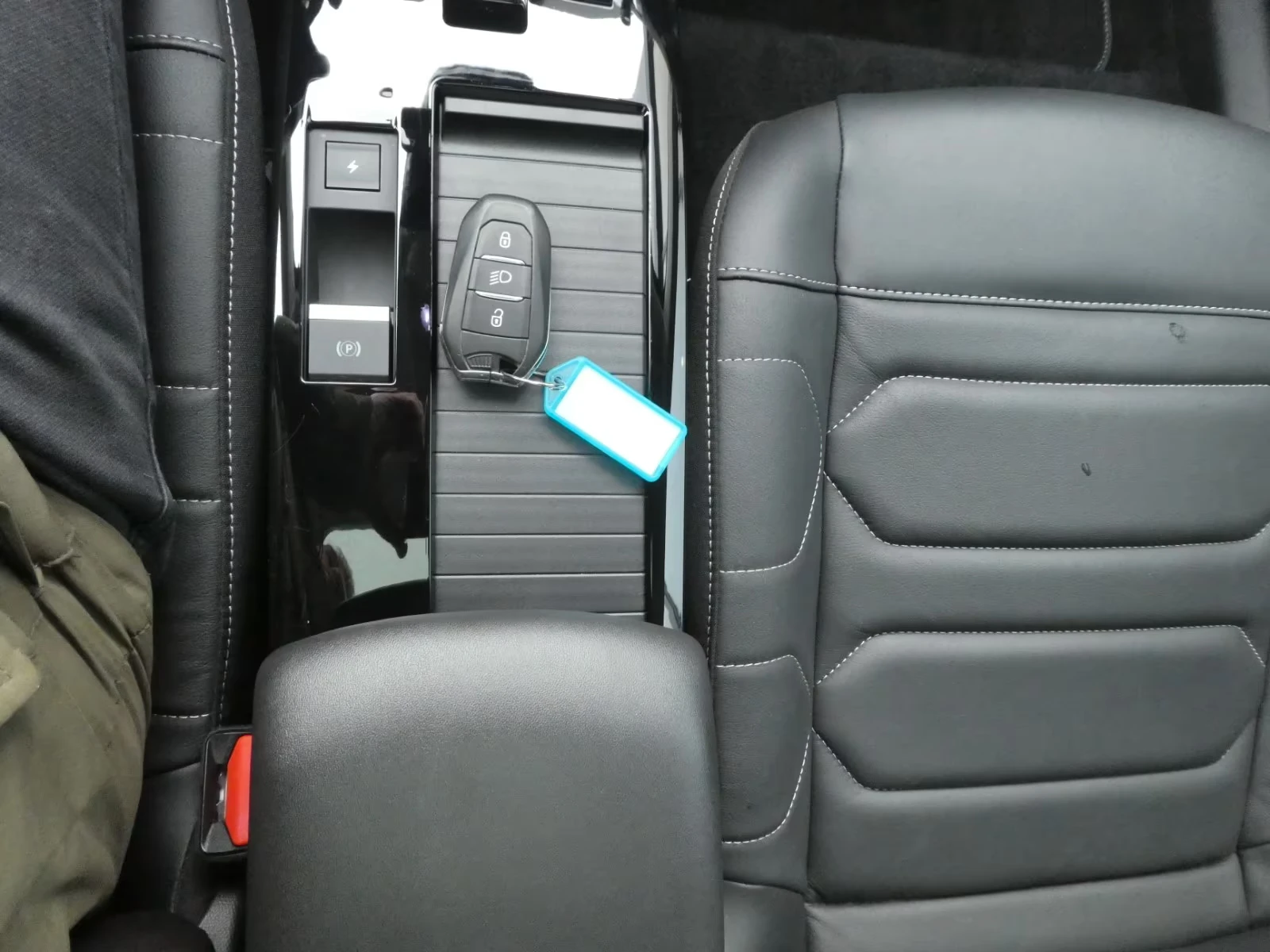 Citroen C4 e-Shine/136HP/СЕРT. БАТЕРИЯ/MASSAGE/CAM/NAVI/233h, снимка 15 - Автомобили и джипове - 54622629