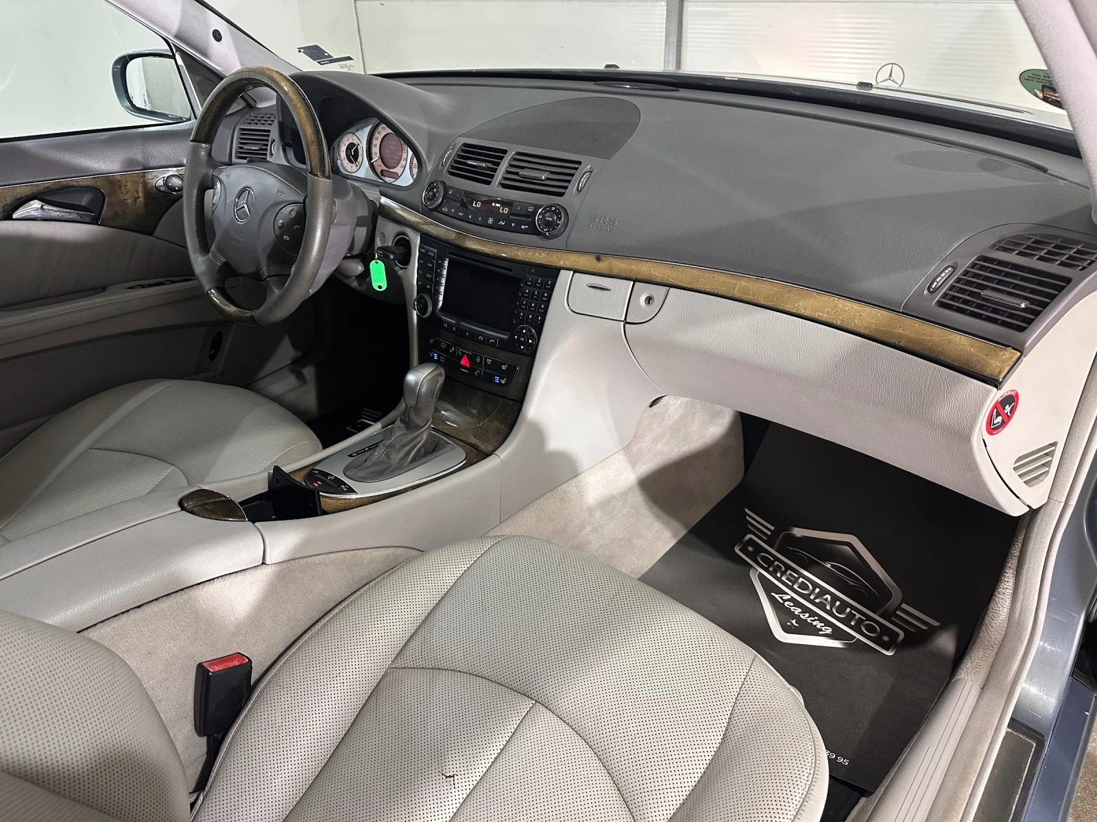 Mercedes-Benz E 500 4 Matic , снимка 9 - Автомобили и джипове - 55803341