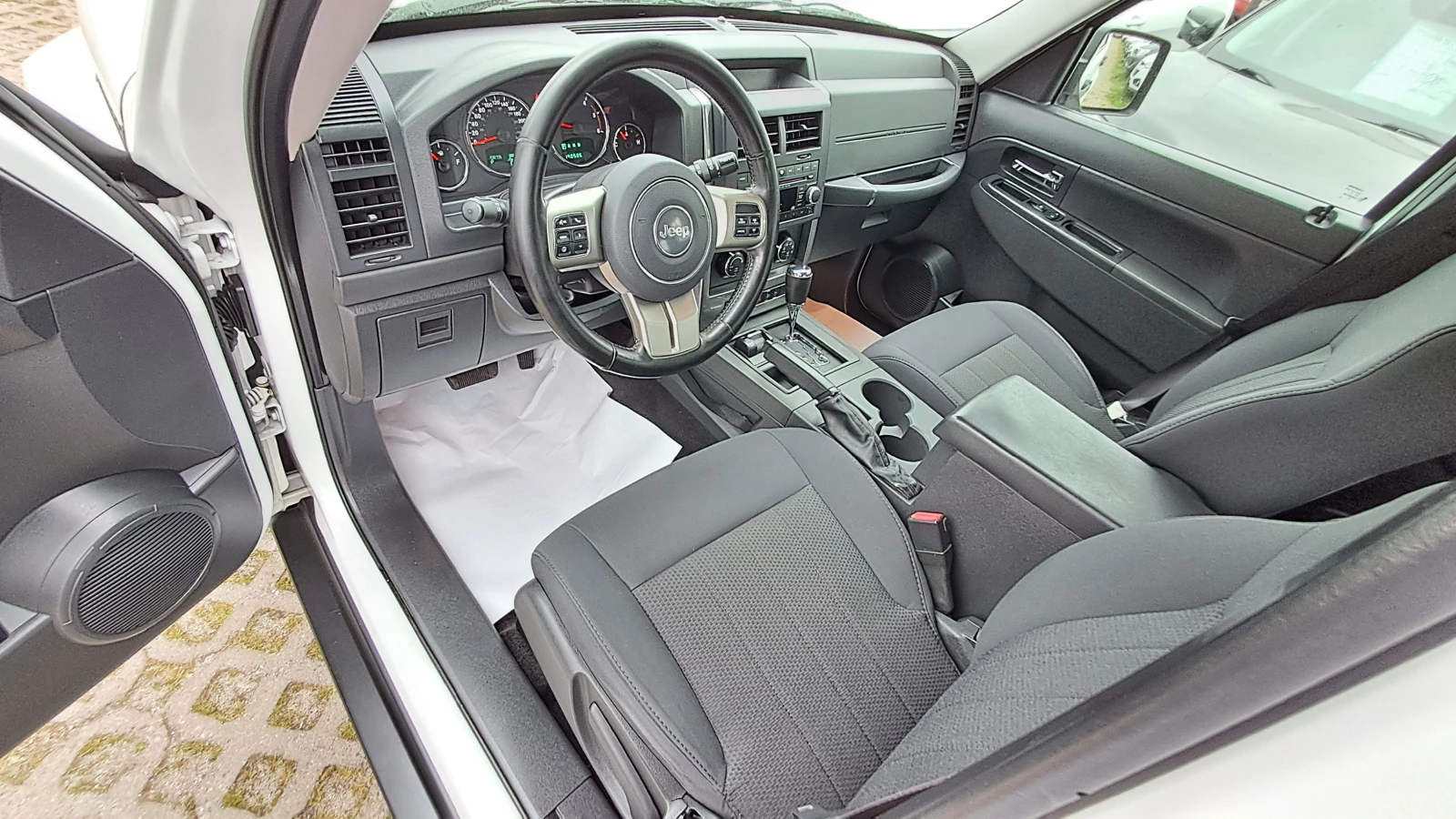 Jeep Cherokee 4X4 РЕАЛ КМ ИЗКЛЮЧИТЕЛНО СЕРВИ КНИЖК УНИКТ ОБСЛУЖН, снимка 6 - Автомобили и джипове - 39726706