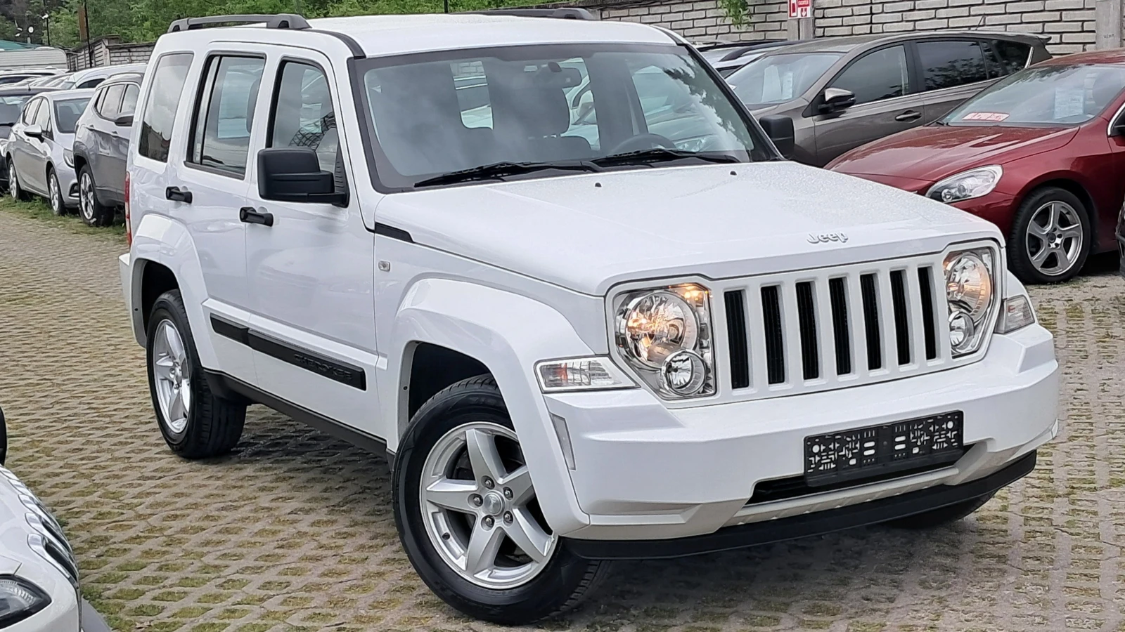 Jeep Cherokee 4X4 РЕАЛ КМ ИЗКЛЮЧИТЕЛНО СЕРВИ КНИЖК УНИКТ ОБСЛУЖН, снимка 3 - Автомобили и джипове - 39726706