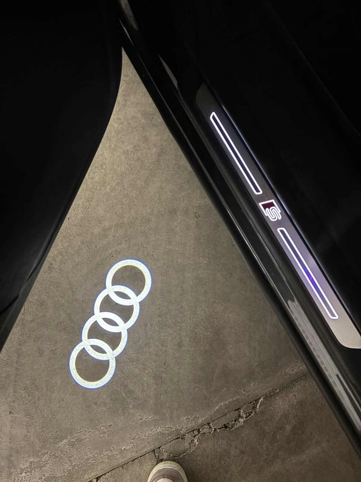 Audi Q8 S-LINE Black Edition| 360| MATRIX| ПАНОРАМА| ОБДУХ, снимка 16 - Автомобили и джипове - 55837723