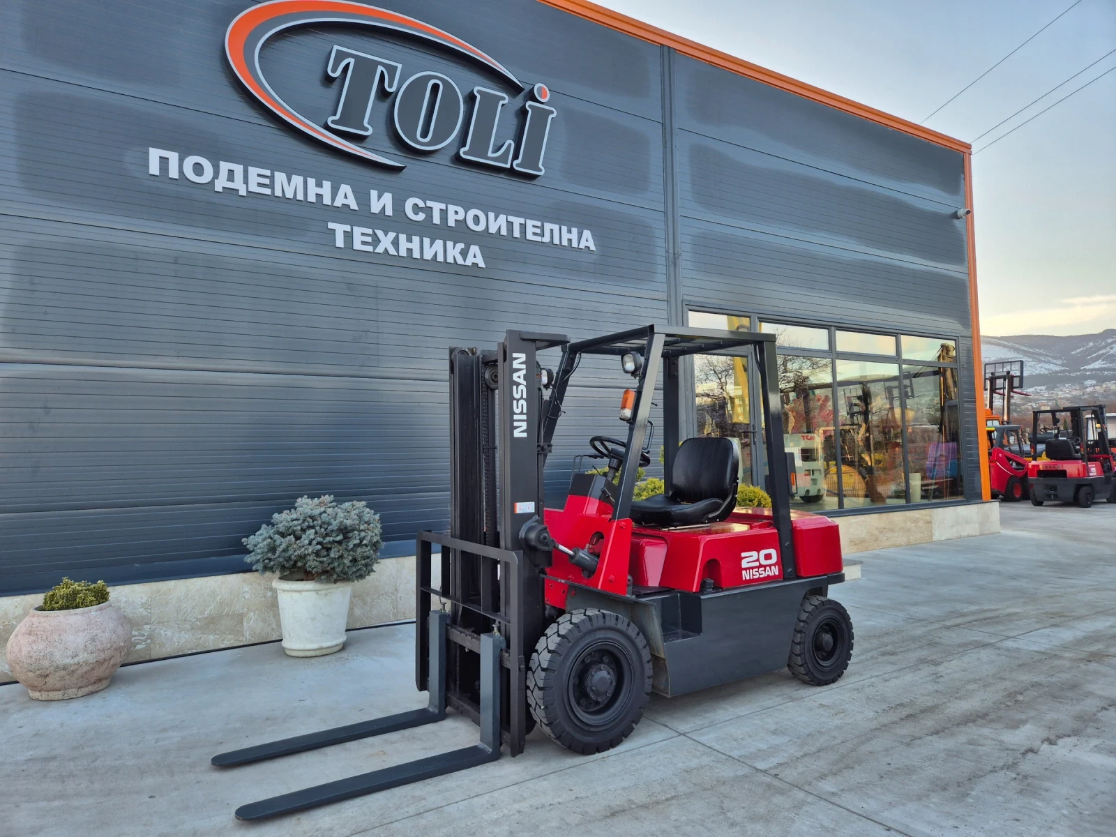 Мотокар Nissan 2 тона / без електроника / ПЕРФЕКТЕН, снимка 1