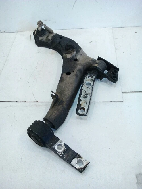 Носач преден ляв Нисан Примера 2.2ДЦИ