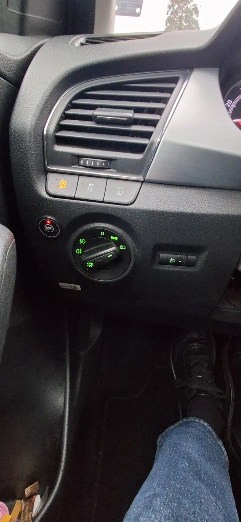 Skoda Fabia 1.0 MPI, снимка 10 - Автомобили и джипове - 53097848