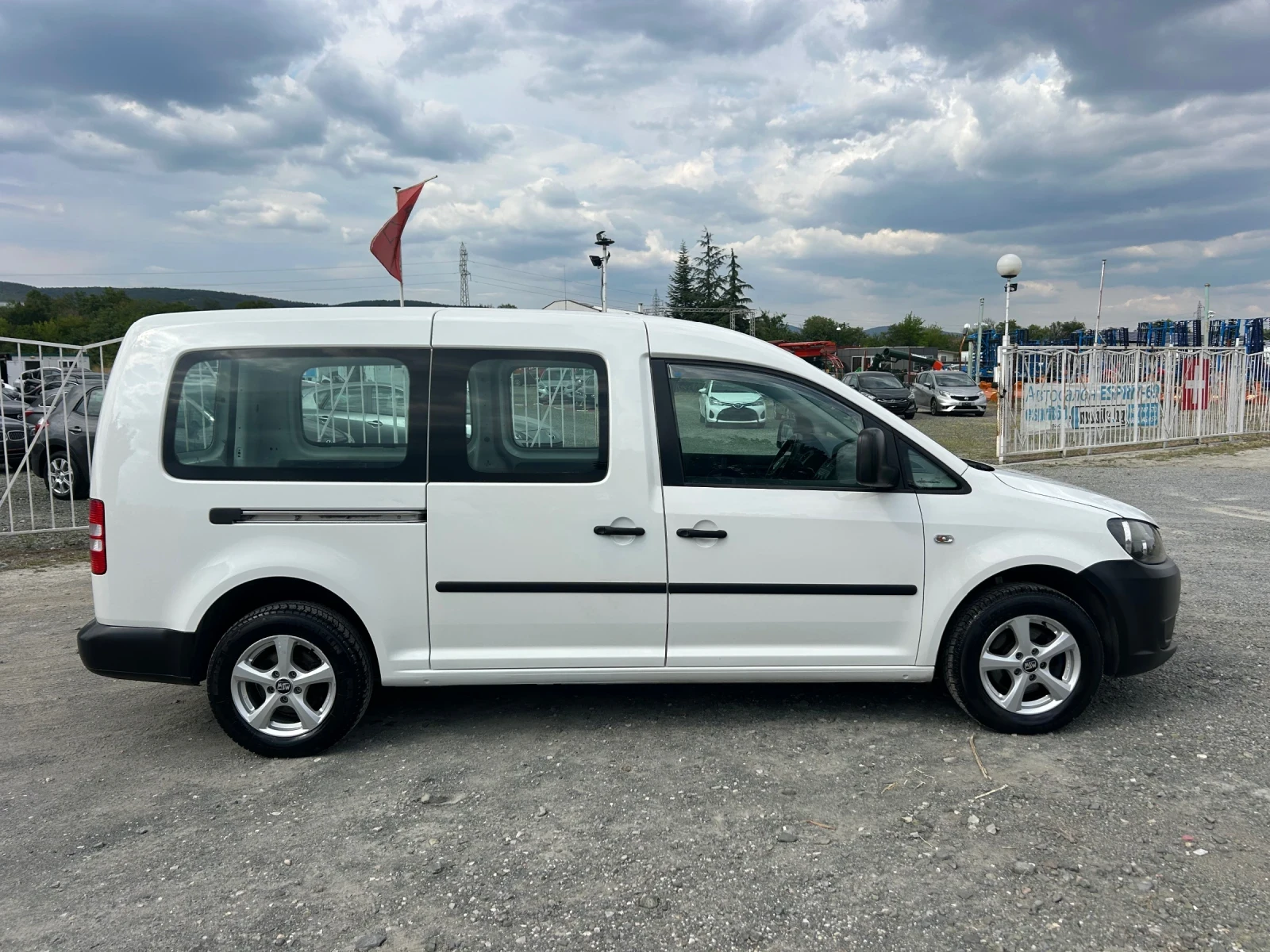 VW Caddy MAXI БЕНЗИН - МЕТАН / ЕВРО5 / ПАРКТРОНИК / ТОВАРЕН - изображение 4