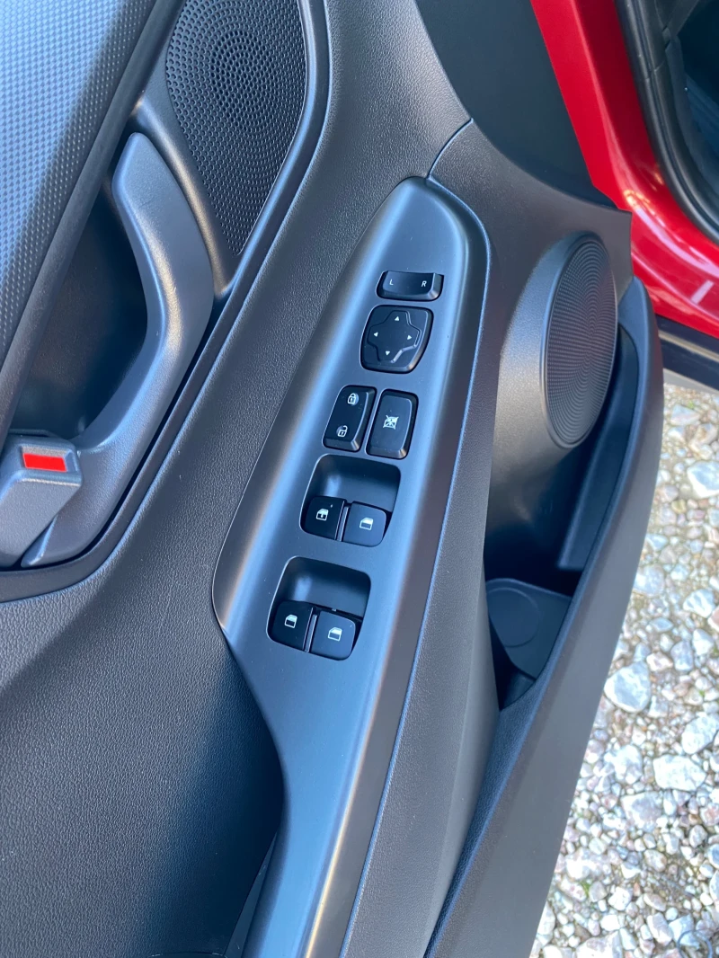 Hyundai Kona 2.0/ 150 к.с., 4х4, Автоматик, Клима, Подгряване, снимка 9 - Автомобили и джипове - 52324949